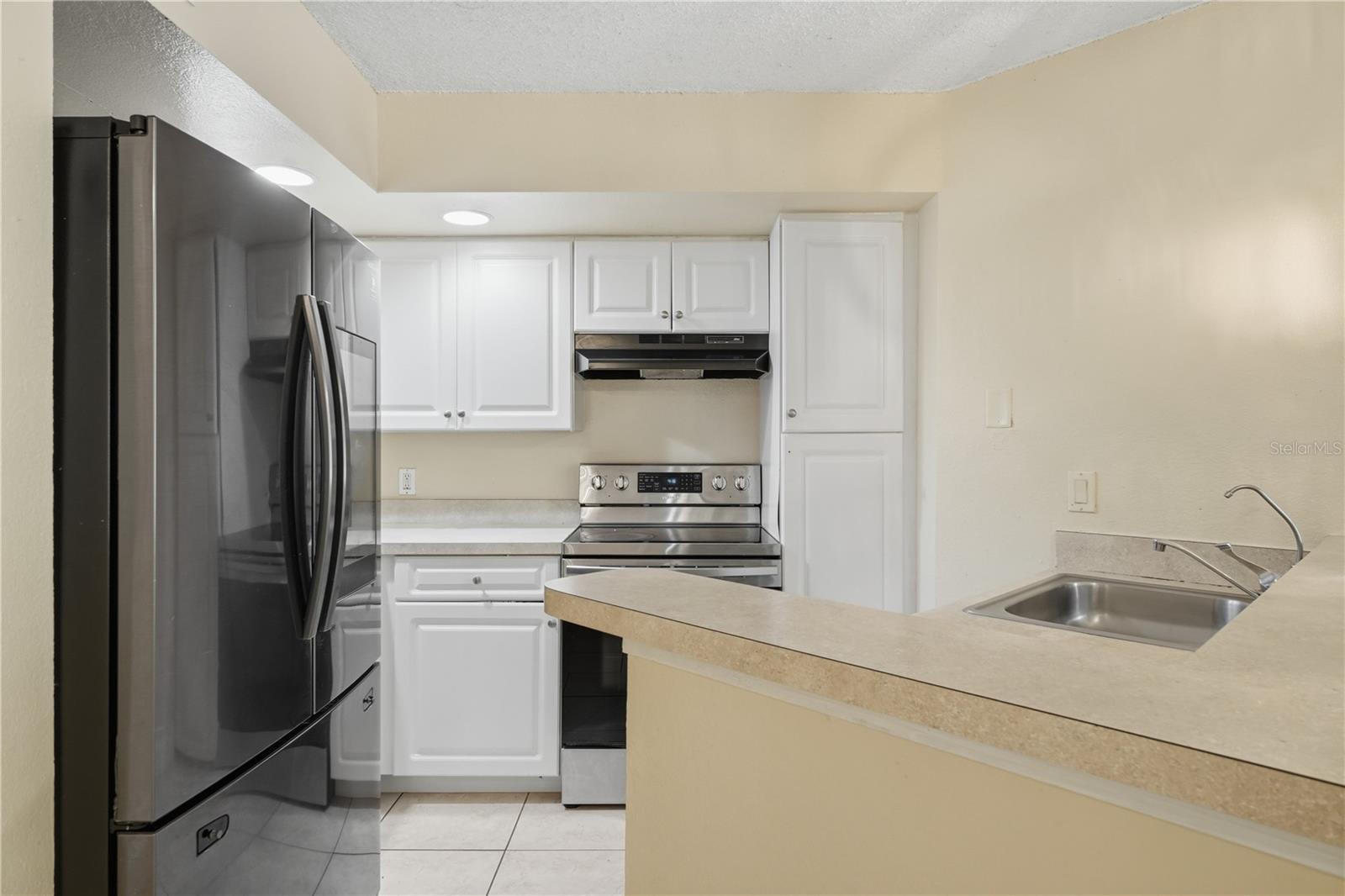 VENETIAN PLACE - Residential