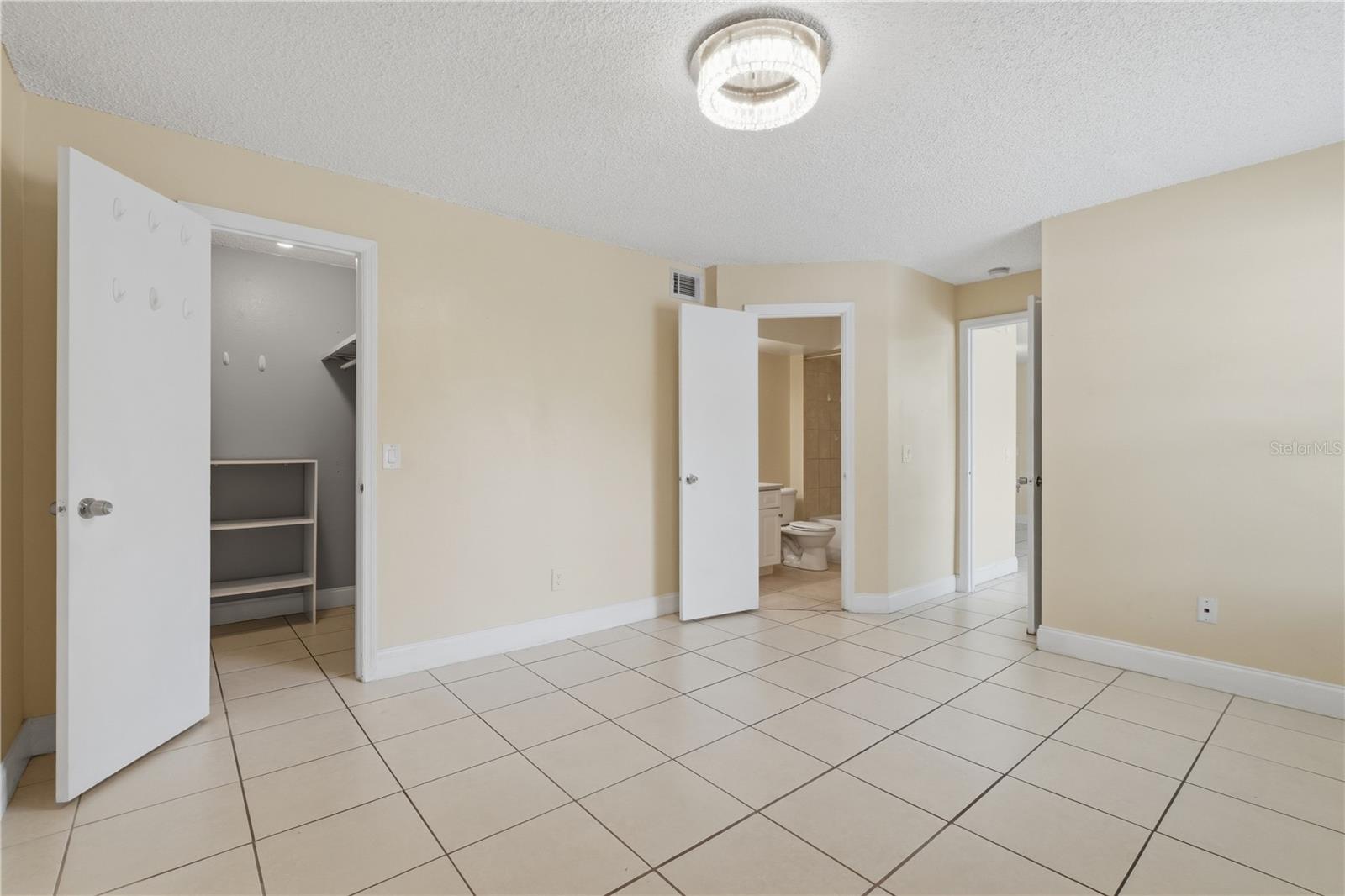 VENETIAN PLACE - Residential