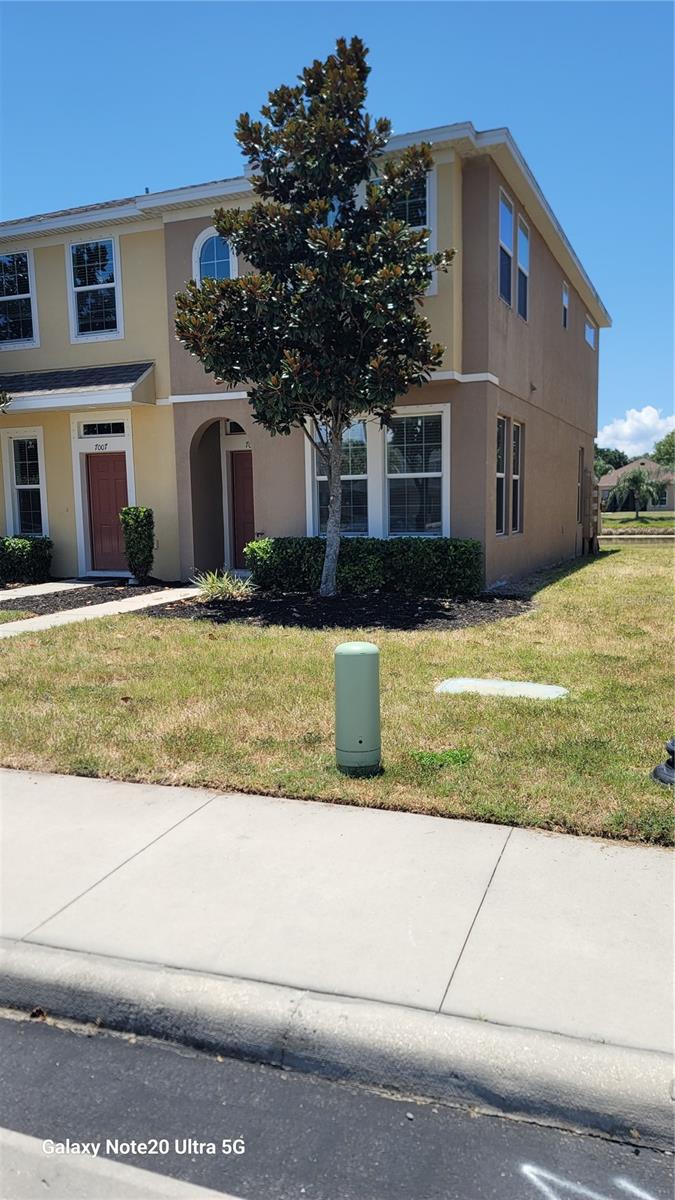 Fantastic 2 bed 2/1 bath townhouse located in beautiful community of Oak Creek. This rare end unit also overlooks the lake. Carpeted living areas and tiled wet areas. Kitchen features wood cabinets and walk-in pantry. Bedrooms located upstairs both with private bathrooms and walk-in closets. Community features include park, playground, pool just a short walk away and more. Easy move-in terms, first month rent plus one month security. Call today to schedule a viewing.