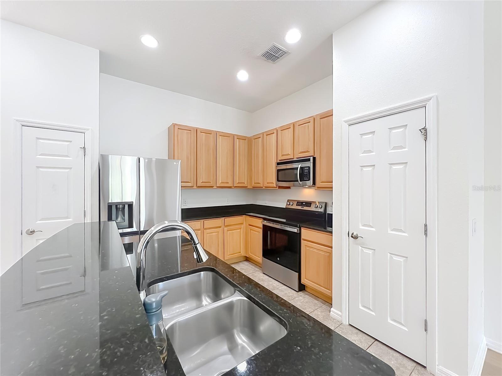 AVALON PARK LIVE/WORK UNS - Residential Lease