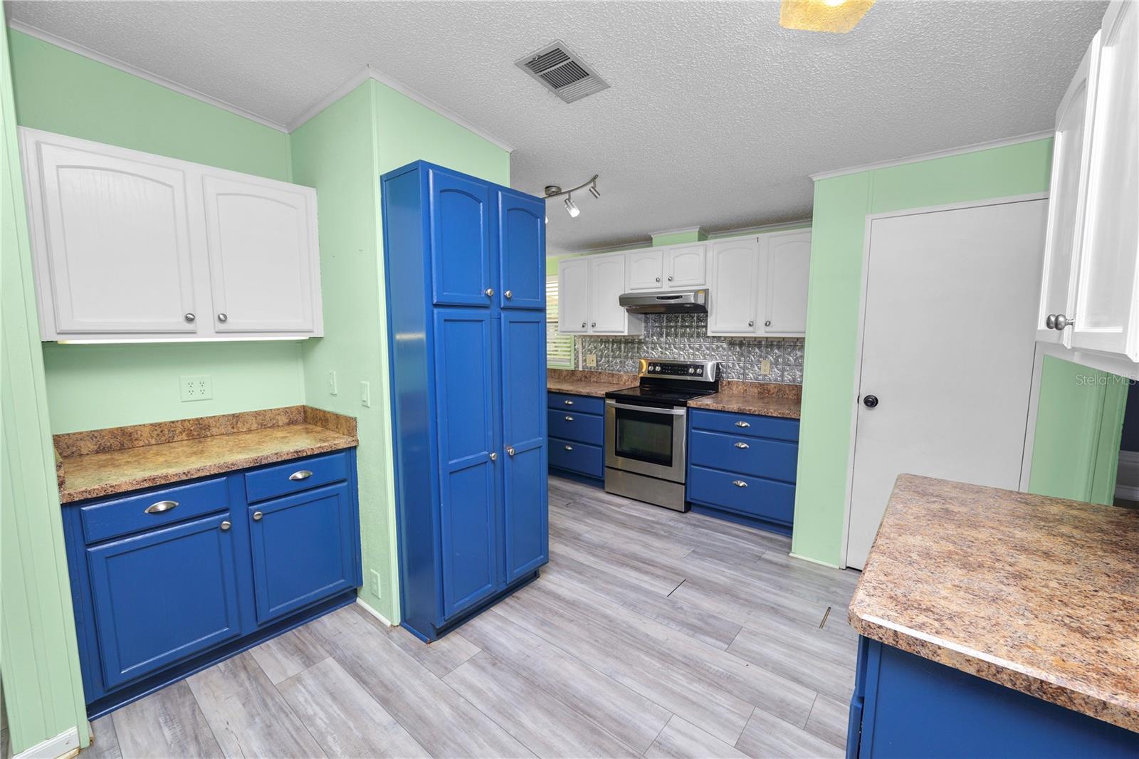 COUNTRY KNOLL - Residential