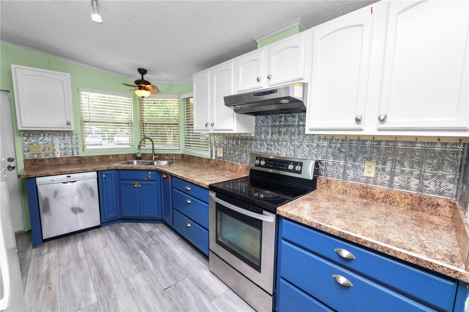 COUNTRY KNOLL - Residential