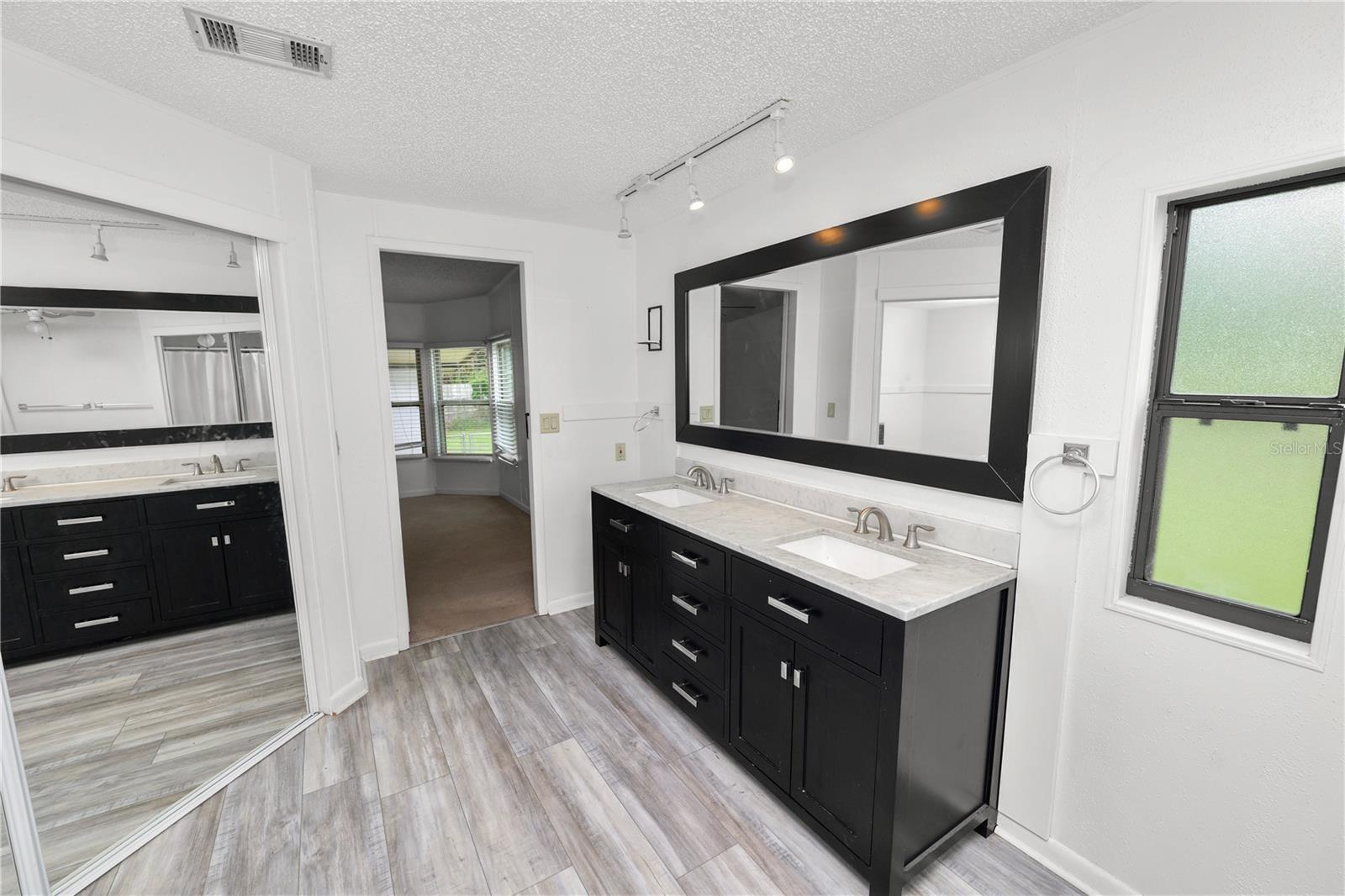 COUNTRY KNOLL - Residential