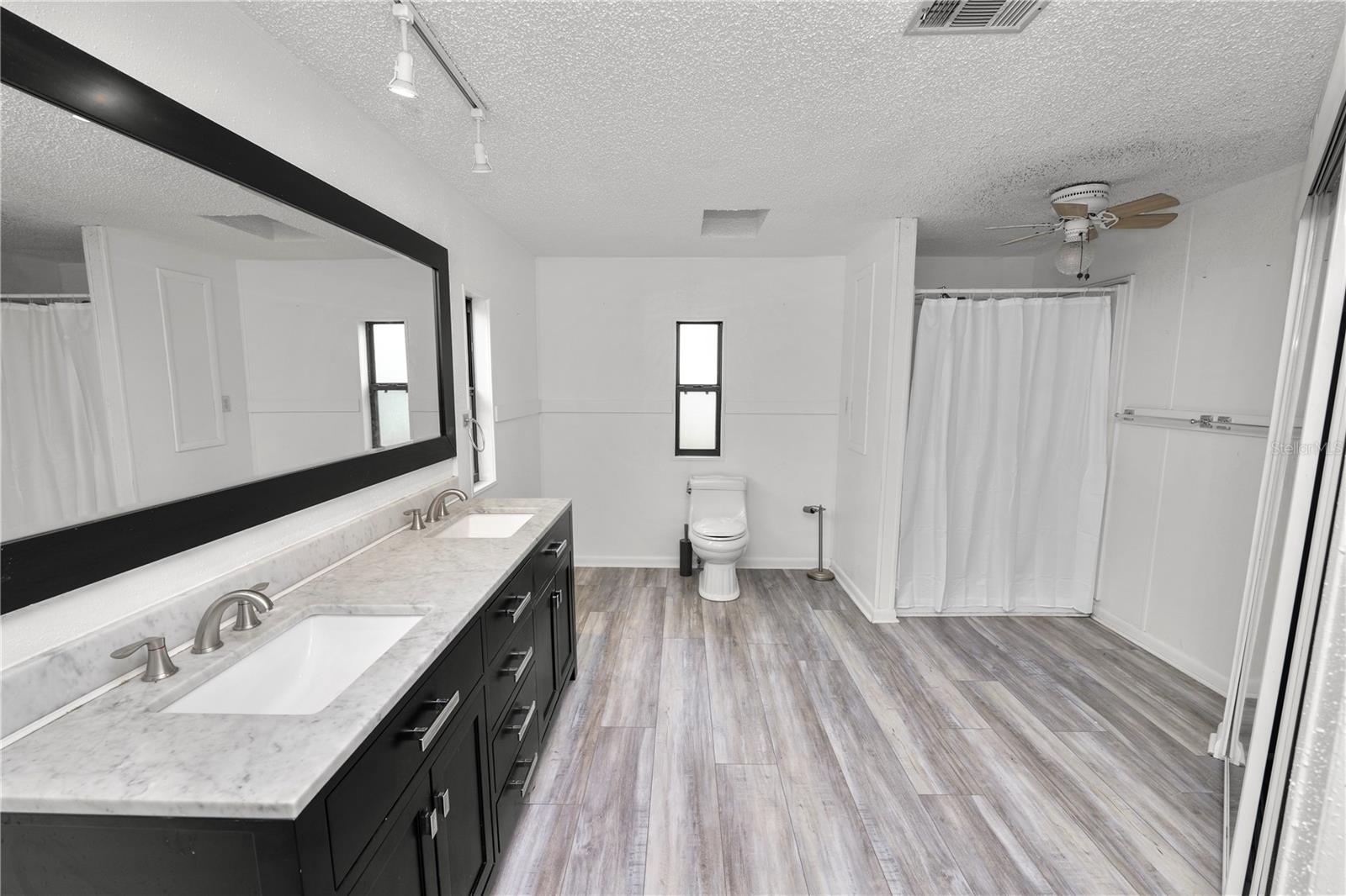 COUNTRY KNOLL - Residential