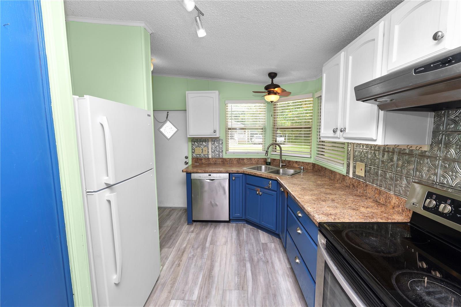 COUNTRY KNOLL - Residential