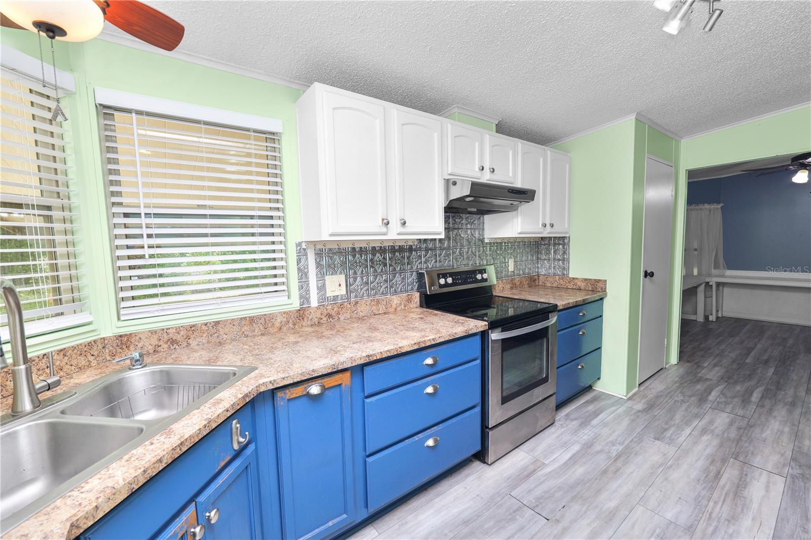 COUNTRY KNOLL - Residential