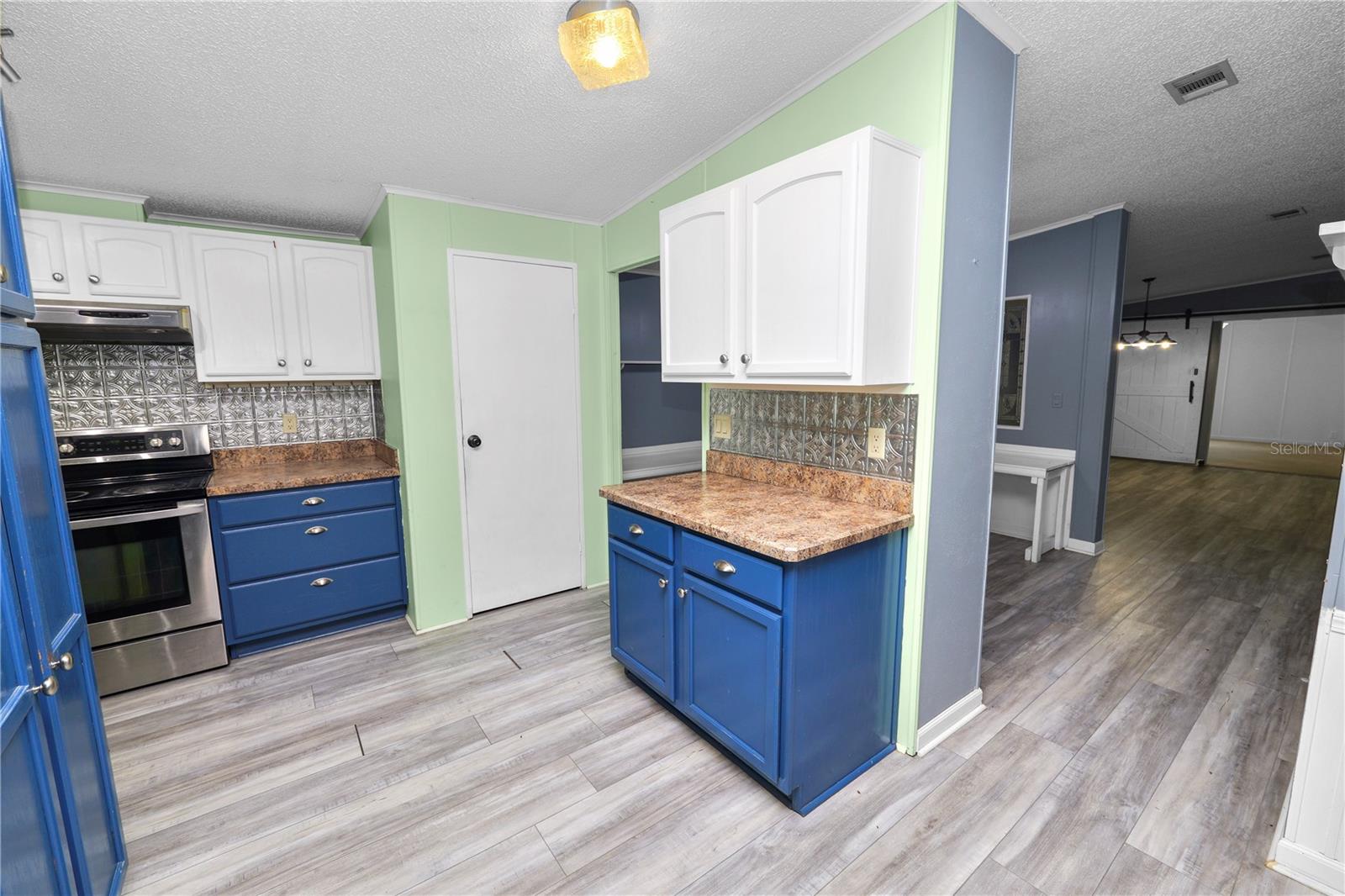 COUNTRY KNOLL - Residential