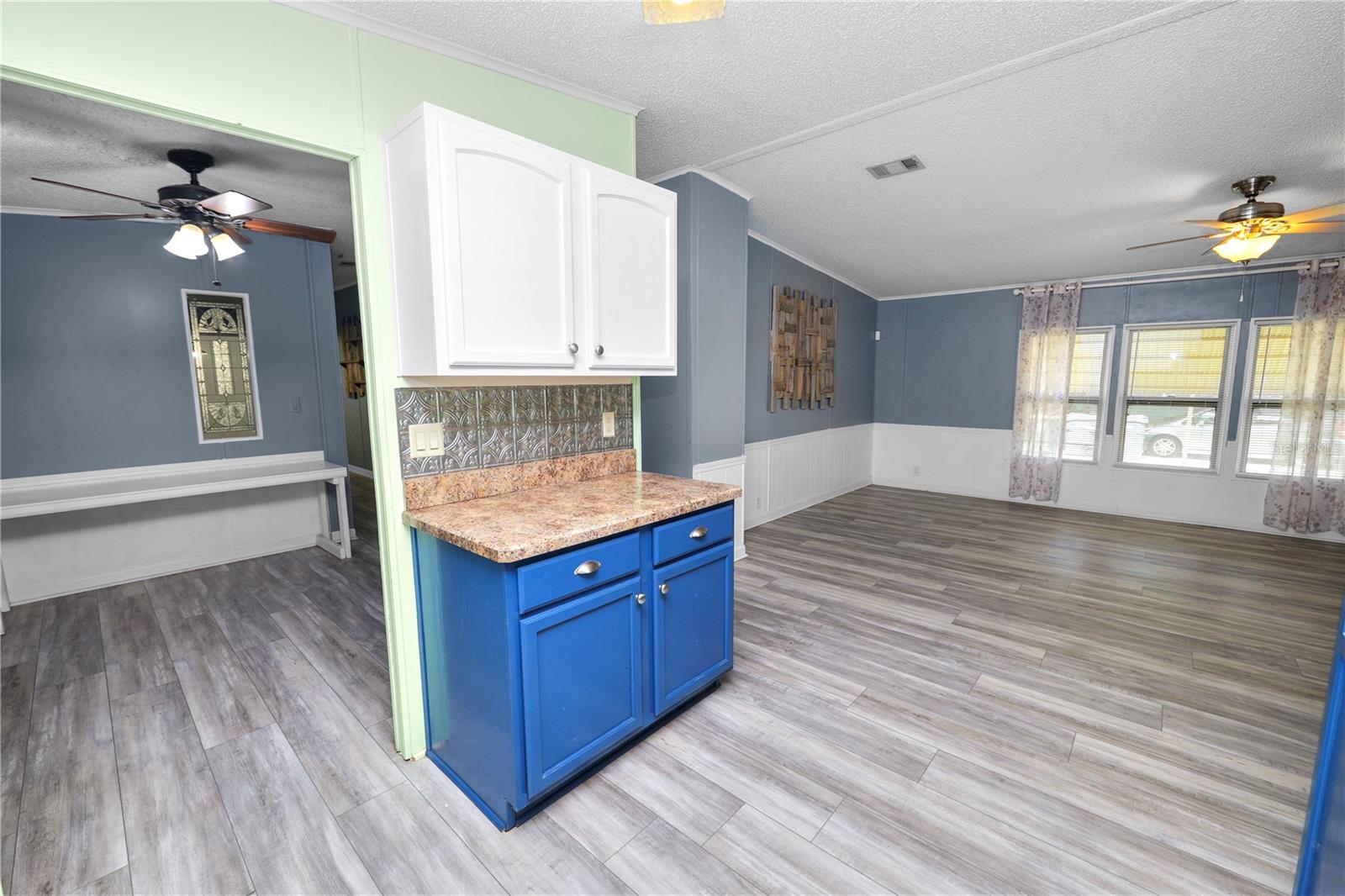 COUNTRY KNOLL - Residential