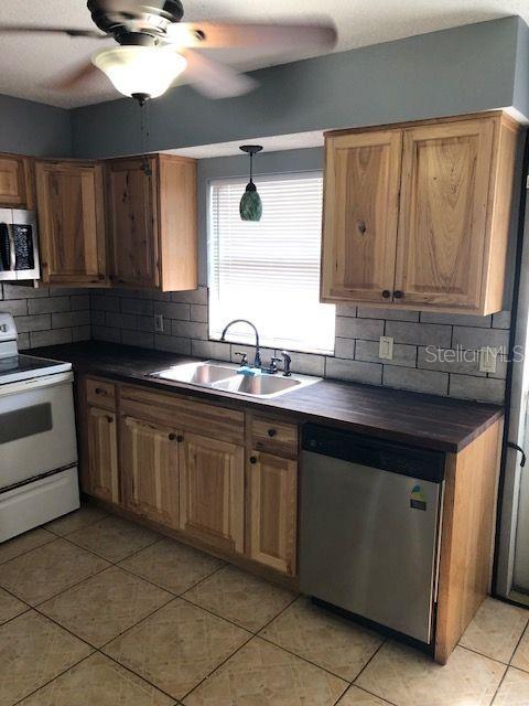 LAKE PALMS SEC 2 - Residential Lease