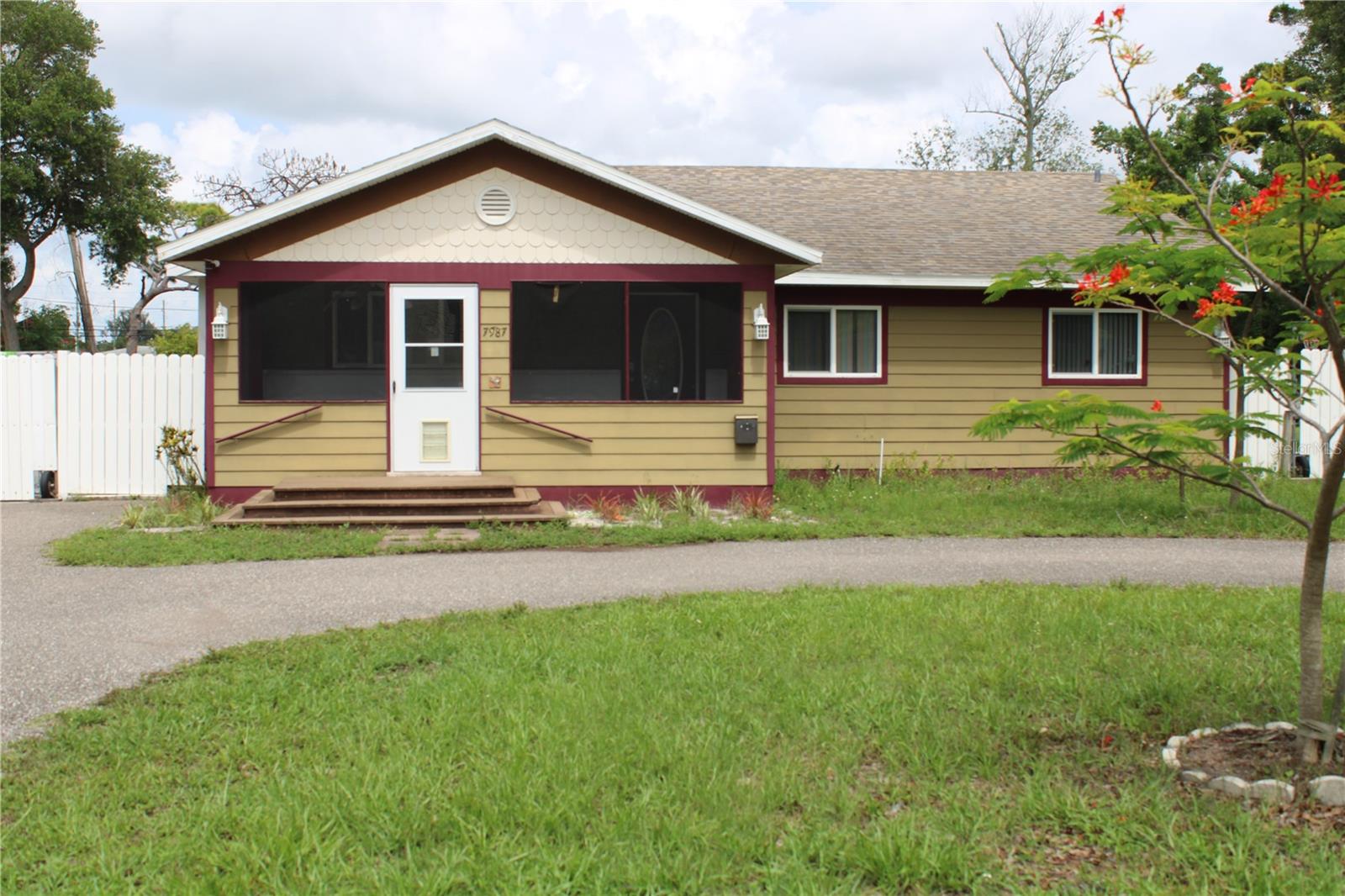 IN-LAW DETACHED APARTMENT WITH 1BR, 1BA, LIVINGROOM, KITCHEN, LAUNDRYROOM, CENTRAL AIR/HEAT, SEPARATE ELECTRICAL METER, SEPATATE CAR ENTRANCE WITH GATE. HUGE LOT 100 X 200 (20,000 SF) CAN PARK 10-20 CARS IN THE LOT. FRONT HOUSE 3BR, 2.5BA, SCREENED FRONT PORCH, LAGR LIVINGROOM, HUGE FAMILYROOM, SPACIOUS KITCHEN, M/S BEDROOM WITH WALK-IN-CLOSET. GREAT NEIGHBORGHOOD. CENTRAL OF PINELLAS PARK.