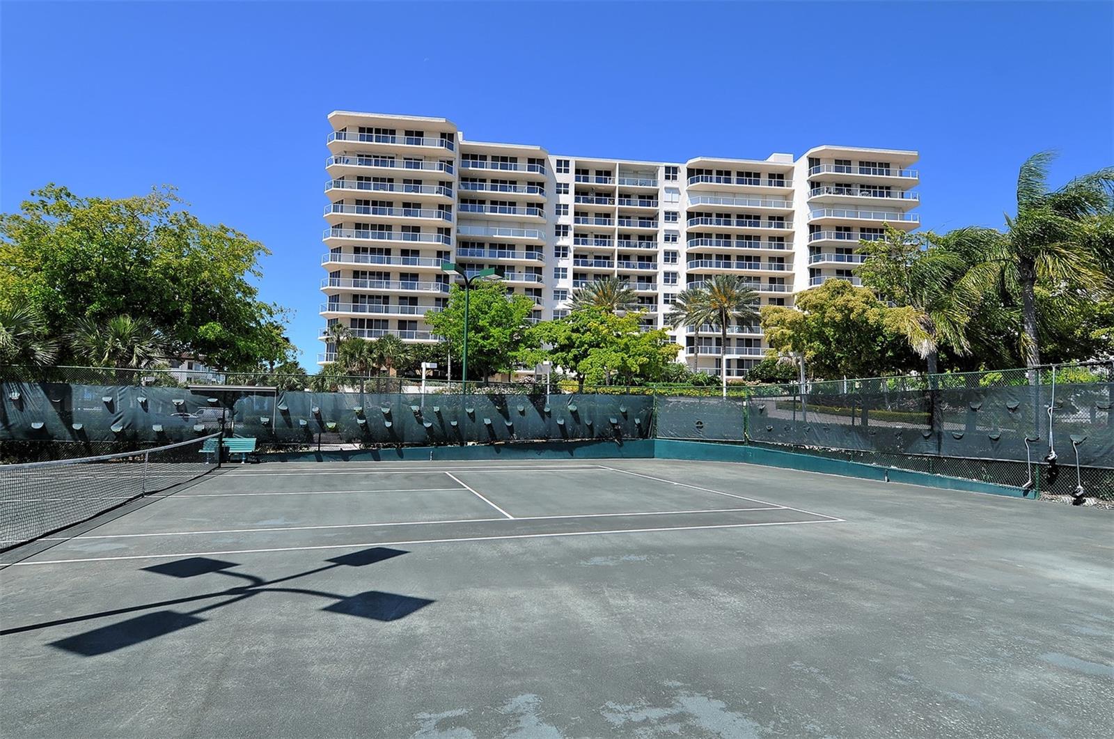 L ELEGANCE ON LIDO BEACH - Residential