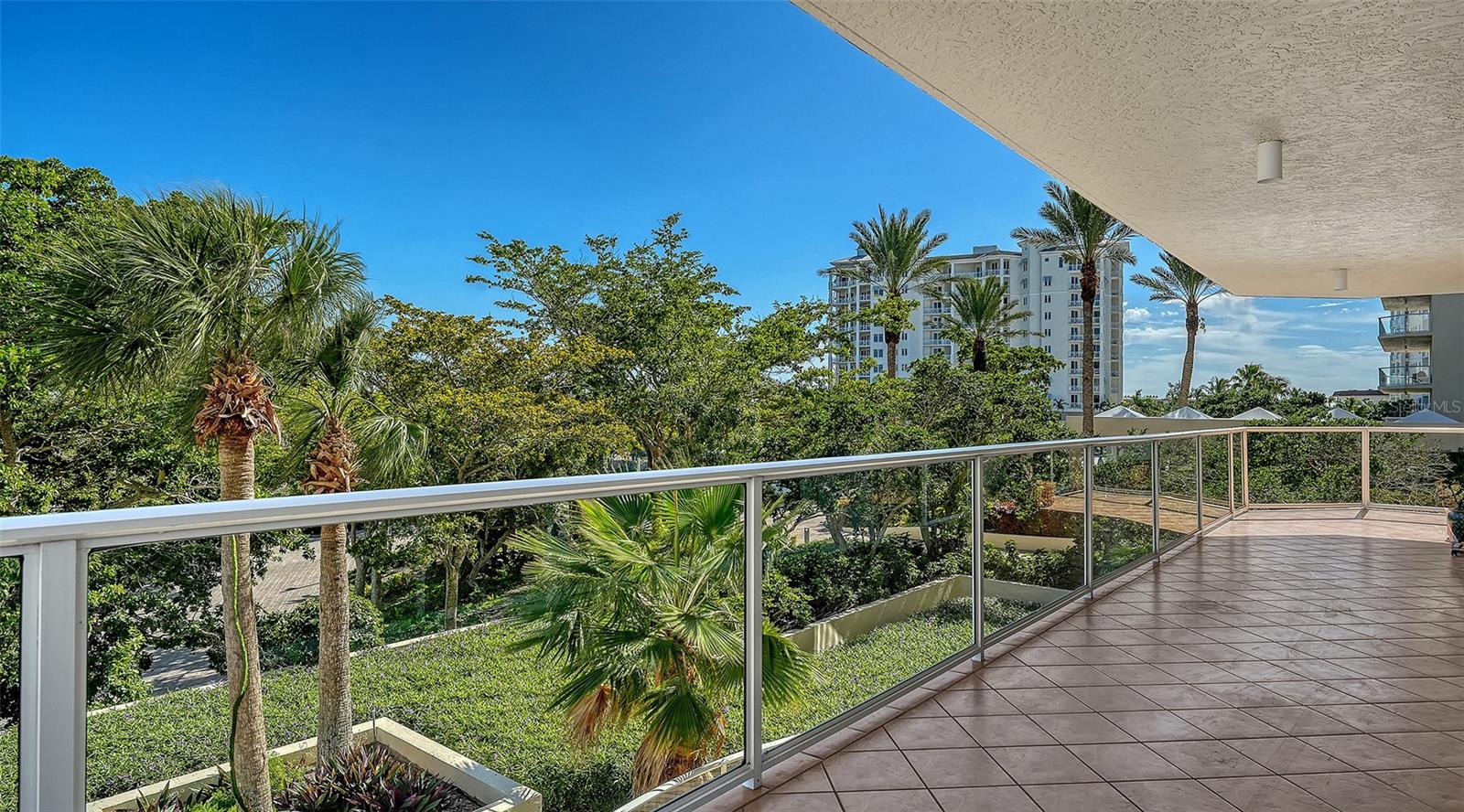 L ELEGANCE ON LIDO BEACH - Residential