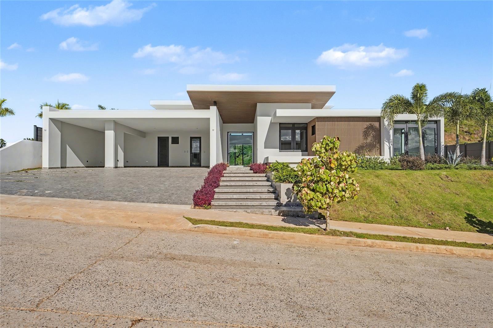 Residencia nueva ubicada en la parte más alta de Monte Azul.
Propiedad completamente equipada, con terraza y piscina privada. Cuenta con espacio para tres (3) vehículos bajo techo y se encuentra en comunidad privilegiada con doble control de acceso.

Distribución:
 • 5 habitaciones
 • 4.5 baños
 • Cava de vinos independiente

Diseñada para ofrecer privacidad, comodidad y excelente ventilación natural en una de las zonas más exclusivas de Guaynabo.