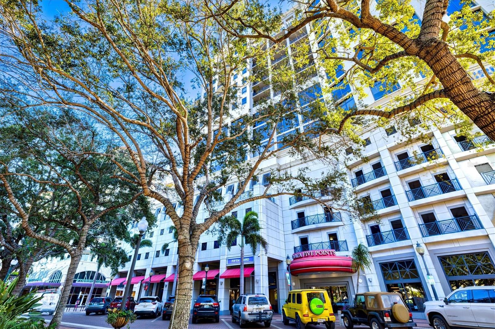 PLAZA 5 POINTS RESIDENCES - Residential