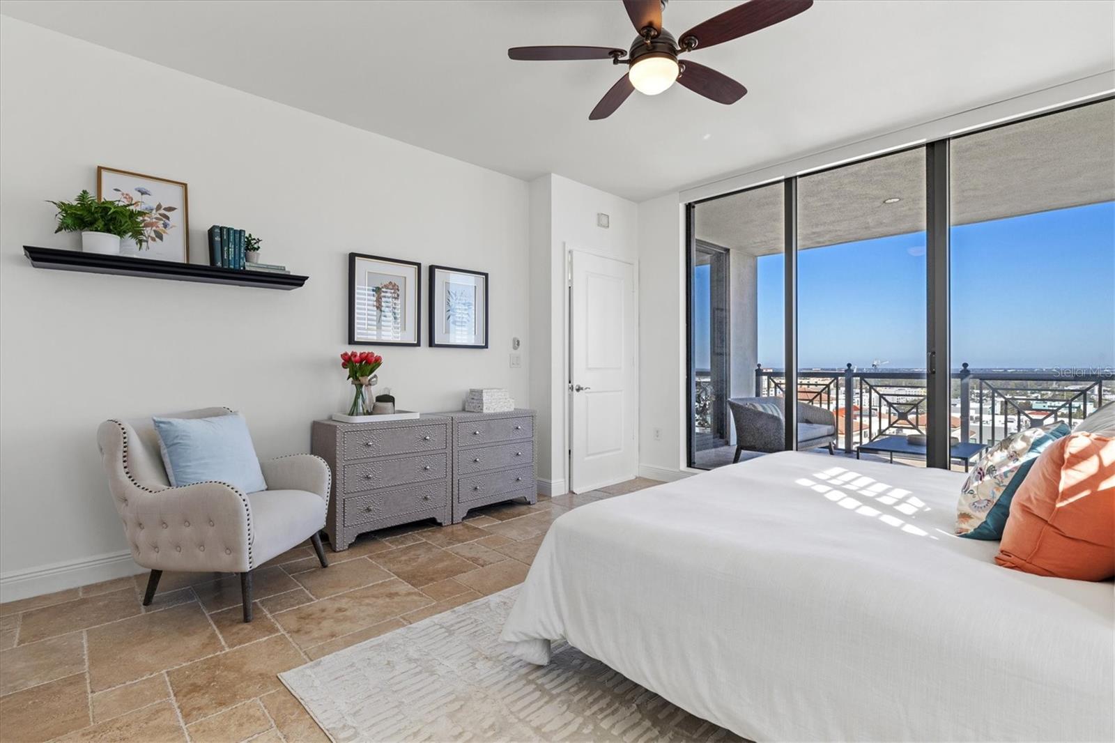 PLAZA 5 POINTS RESIDENCES - Residential