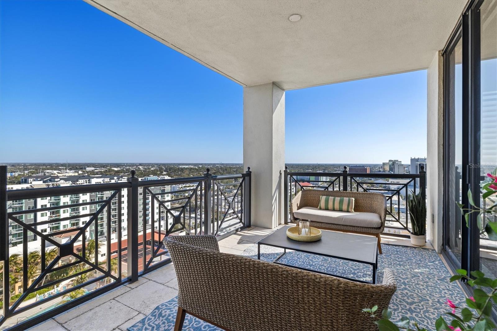 PLAZA 5 POINTS RESIDENCES - Residential
