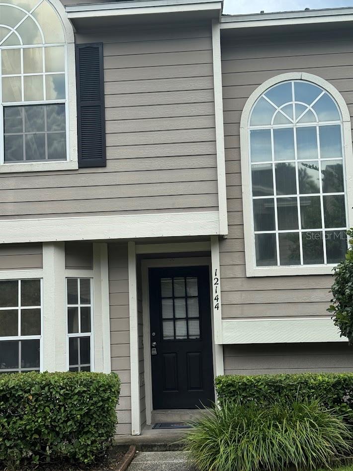 Beautiful  corner unit New kitchen, range, dishwasher, microwave , carpet  on 2nd floor.
Go and see. Tenant must be approved by Association. 
Time: 30 days.