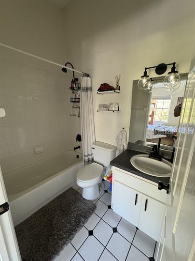 BERKELEY SQUARE - Residential Lease