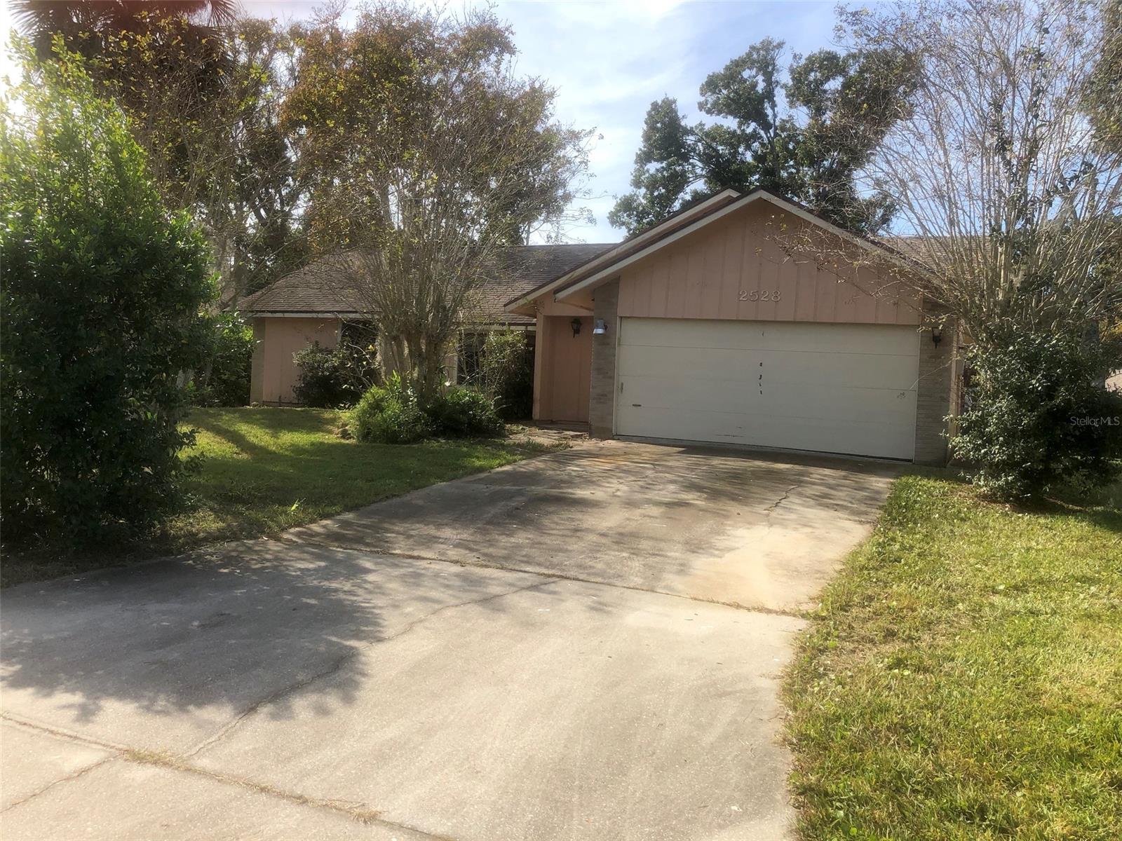3BR/2BA Florida Shores home conveniently located to shopping, restaurants, highway and a short drive to the beach. ;Water: City