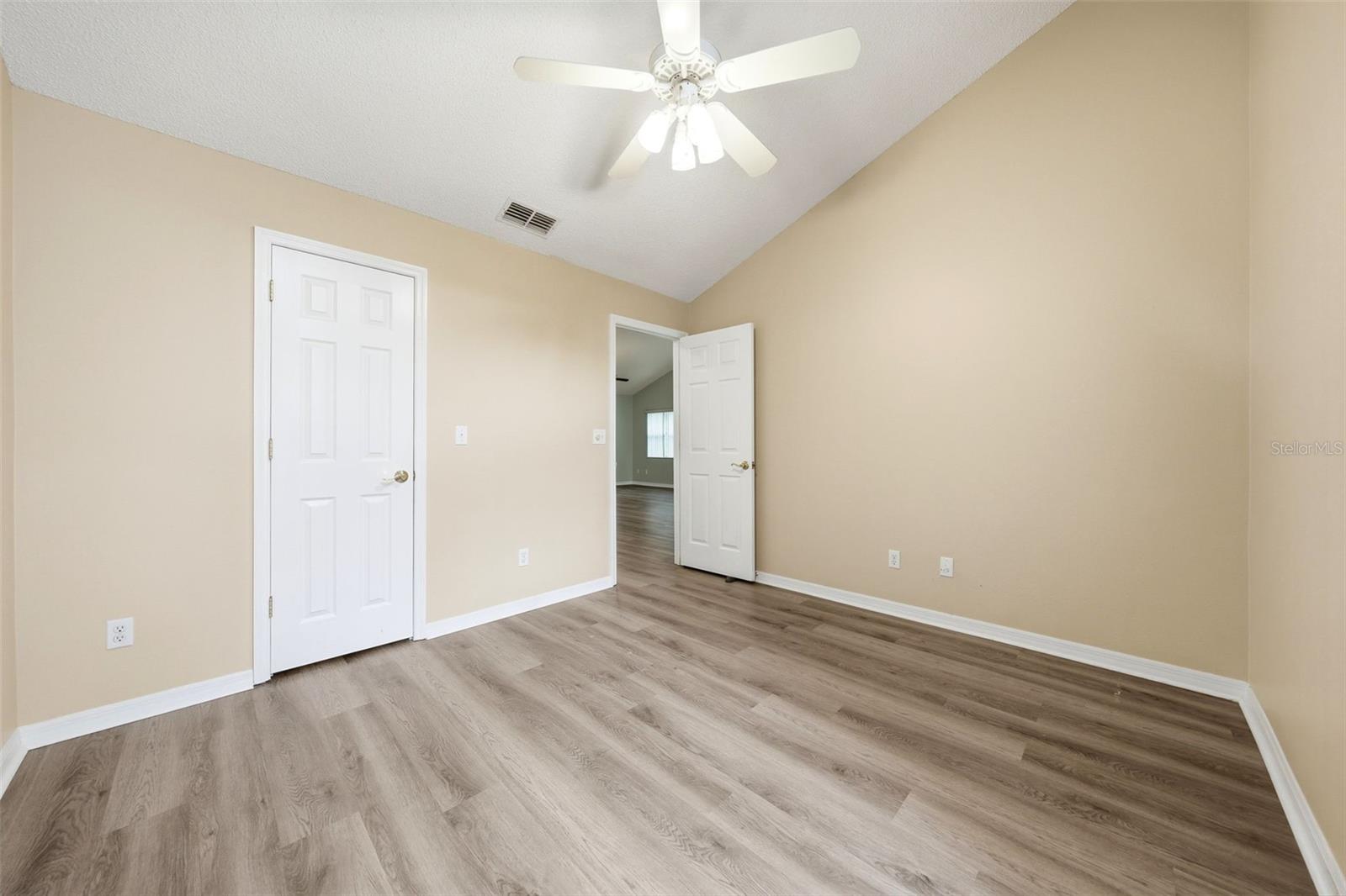 TOWNHOMES VILLAGE - Residential