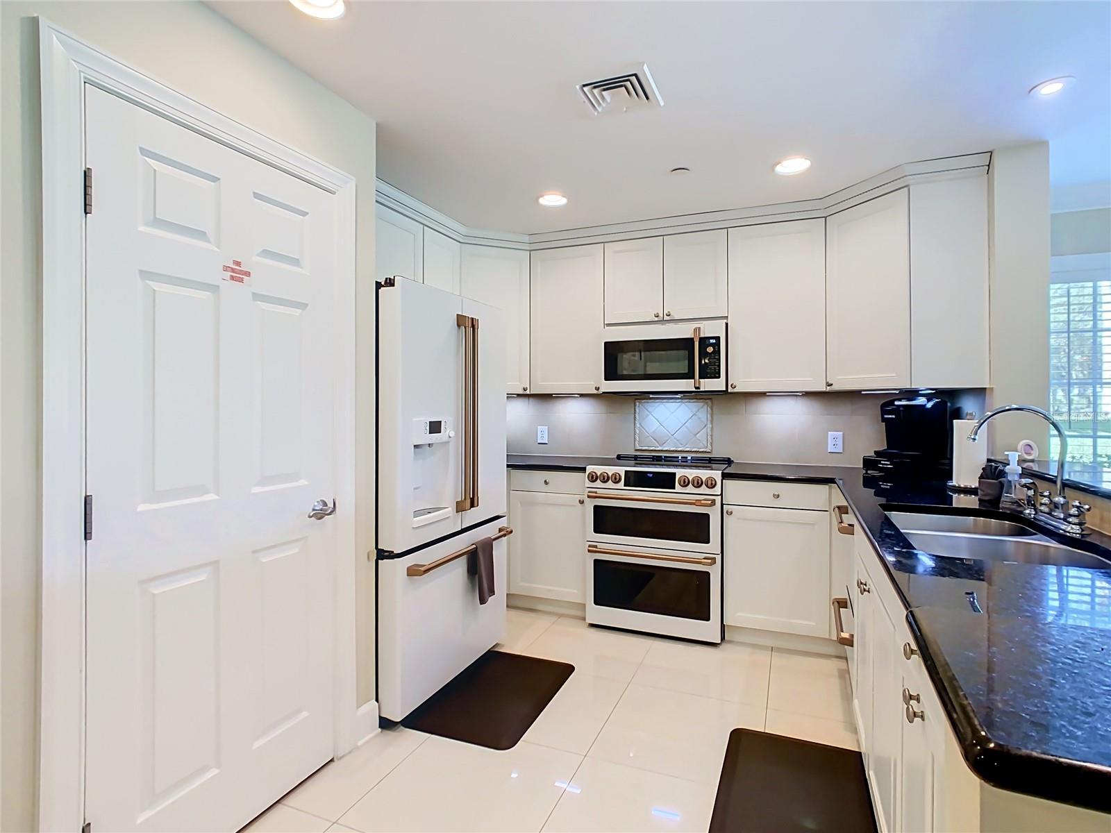 CENTRE COURT RIDGE CONDO PH 5 BLDG E - Residential