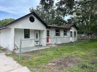 CORNER HOUSE! 3 Bedroom 2 Bath, perfect location 4 mins away same distance from 60, 27 and 17 (mayor roads), close to Walmart, Public and mayor restaurants. Big Lot to park more than 2 cars or build a guess house or big shed since its a corner lot you have two different street entrance. 3/2 totally renovated home new roof, A/C, new paint, new appliances, close to airport (10minutes) and all the atracciones Central Florida offers.