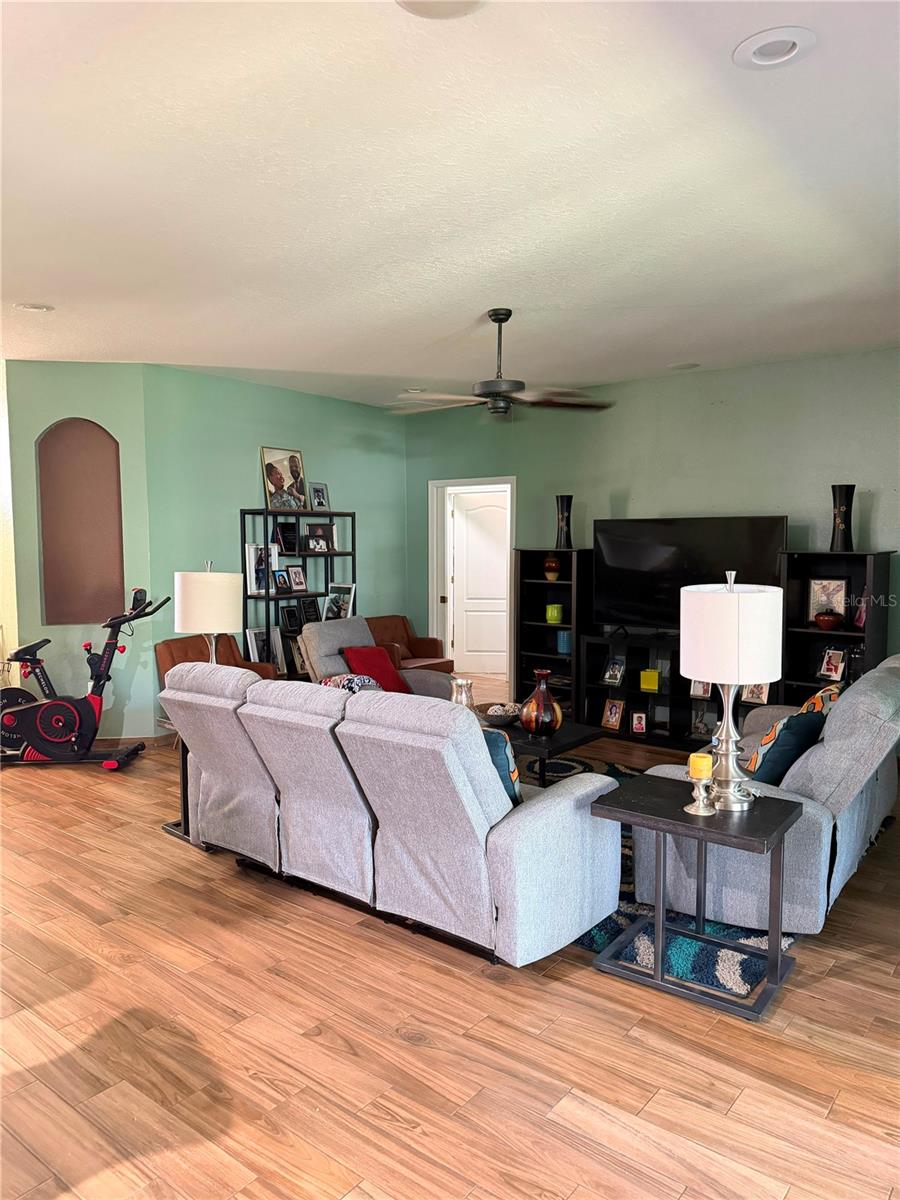 LAKE THOMAS WOODS 7TH ADD - Residential Lease