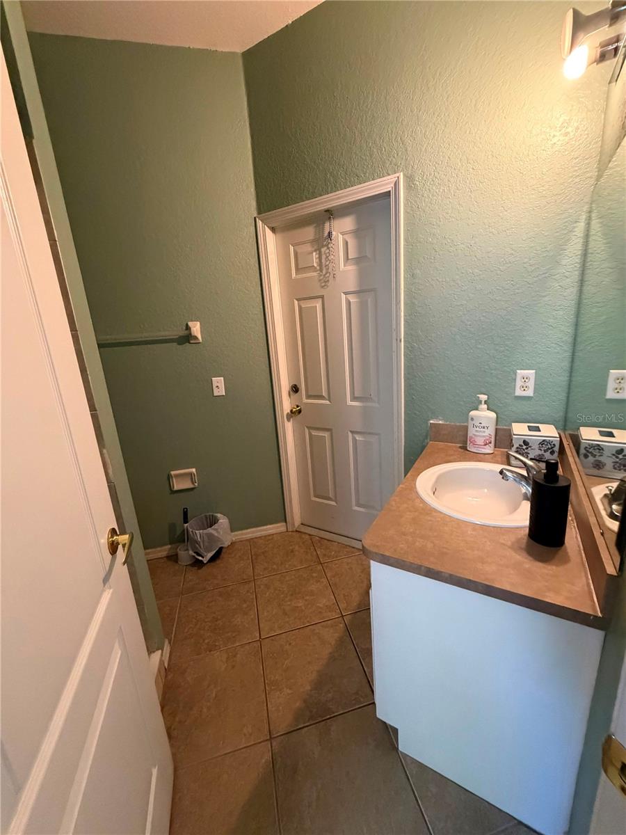 LAKE THOMAS WOODS 7TH ADD - Residential Lease