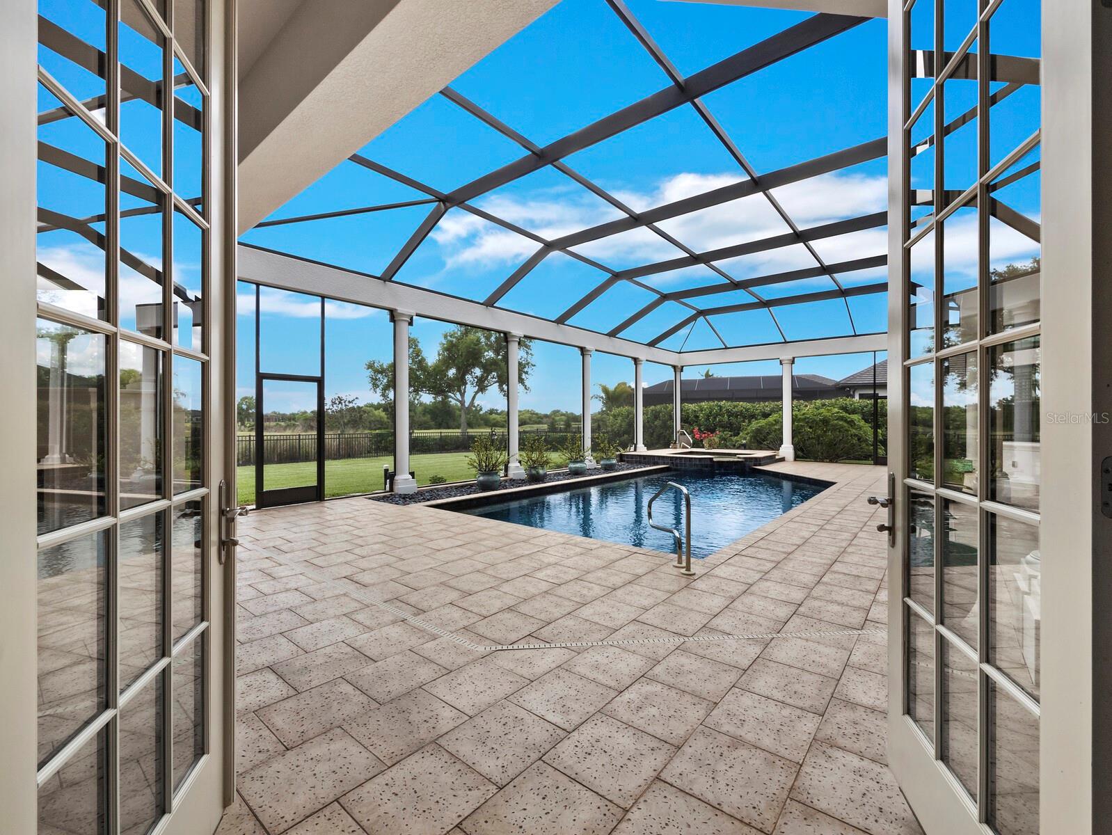 FOUNDERS CLUB - Residential