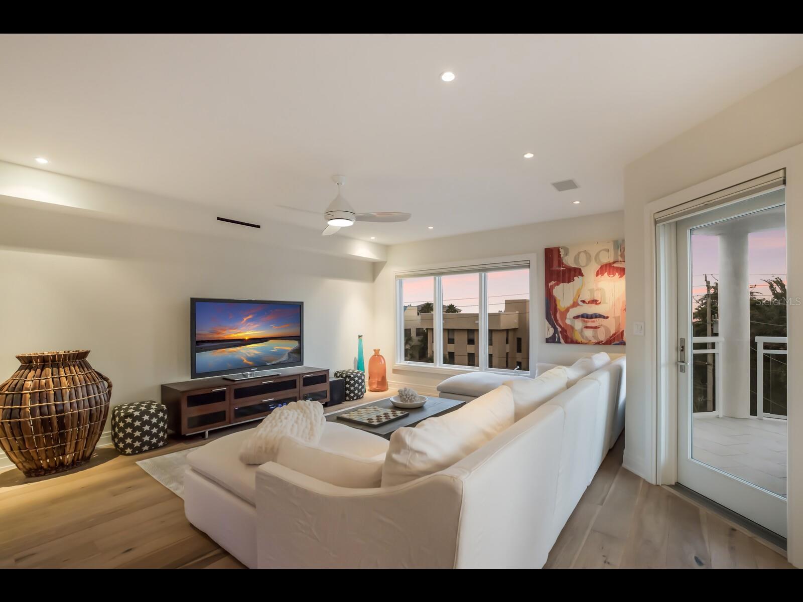 SIESTA BEACH VILLAS - Residential