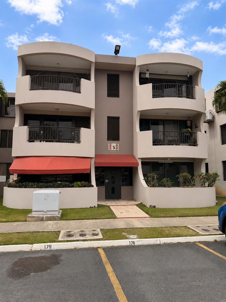Excellent opportunity at Condominio Vizcaya in Carolina! This 895-square-foot, third-floor apartment features 3 bedrooms, 2 bathrooms, an open living and dining area, a functional kitchen, and a private balcony with beautiful direct views of the swimming pool and El Yunque, from one of the best-located buildings within the community.

The unit includes one assigned parking space, a washer and dryer combo, an electric tank water heater, and two window air conditioning units. The monthly HOA fee is $120.

Residents enjoy 24-hour gated security, a swimming pool, basketball court, gazebo, playground, and an activity room. Short-term rentals (Airbnb) are not permitted, providing a peaceful residential environment.

Conveniently located in Carolina, just minutes from shopping centers, schools, Luis Muñoz Marín International Airport, and some of Puerto Rico's best beaches.

Schedule your private showing today and make this wonderful property your new home!