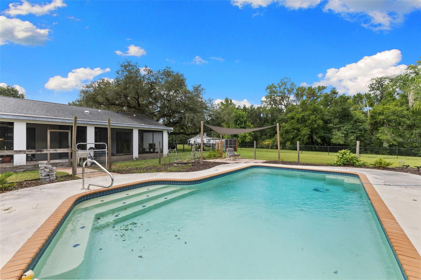 COUNTRY TRAILS - Residential