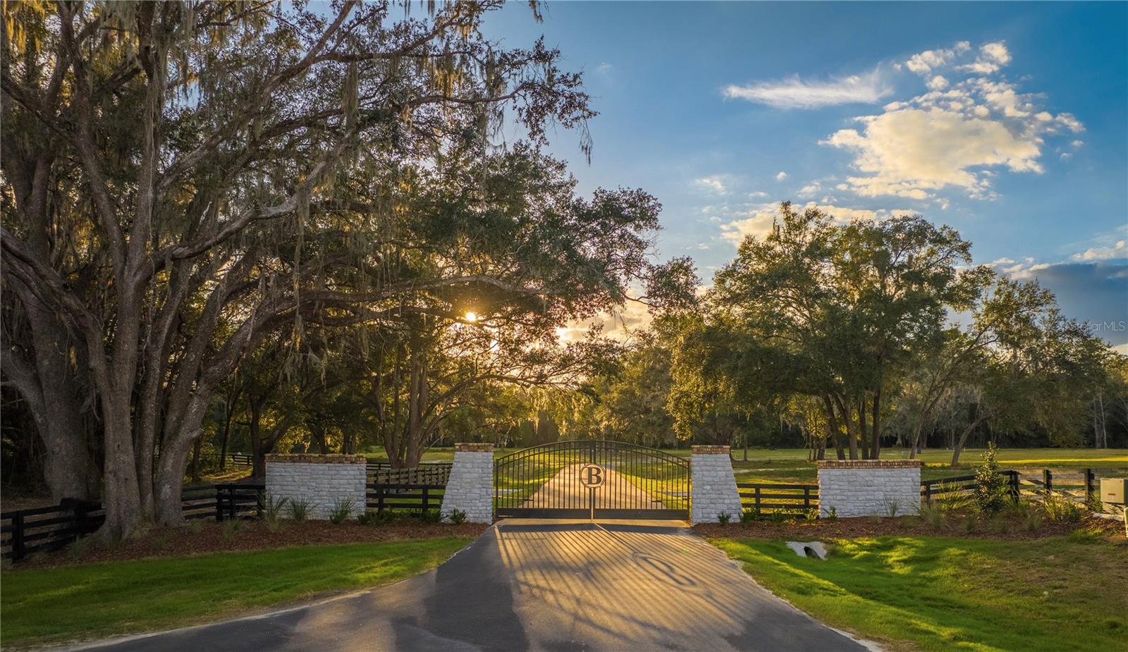 Come home to a luxurious, sprawling lifestyle where century oak trees and wildlife abound. Barrington, a private gated community, offers the
opportunity to build your dream home on your own schedule with your own builder. No timeframe to begin construction. Open builder (builder
approval required). Enjoy quiet surroundings within this picturesque enclave while only five minutes from Publix, shopping and dining. Only two of 24 estate lots remain. Deed restricted with underground electric, natural gas and fiber internet access (Cox & AT&T).