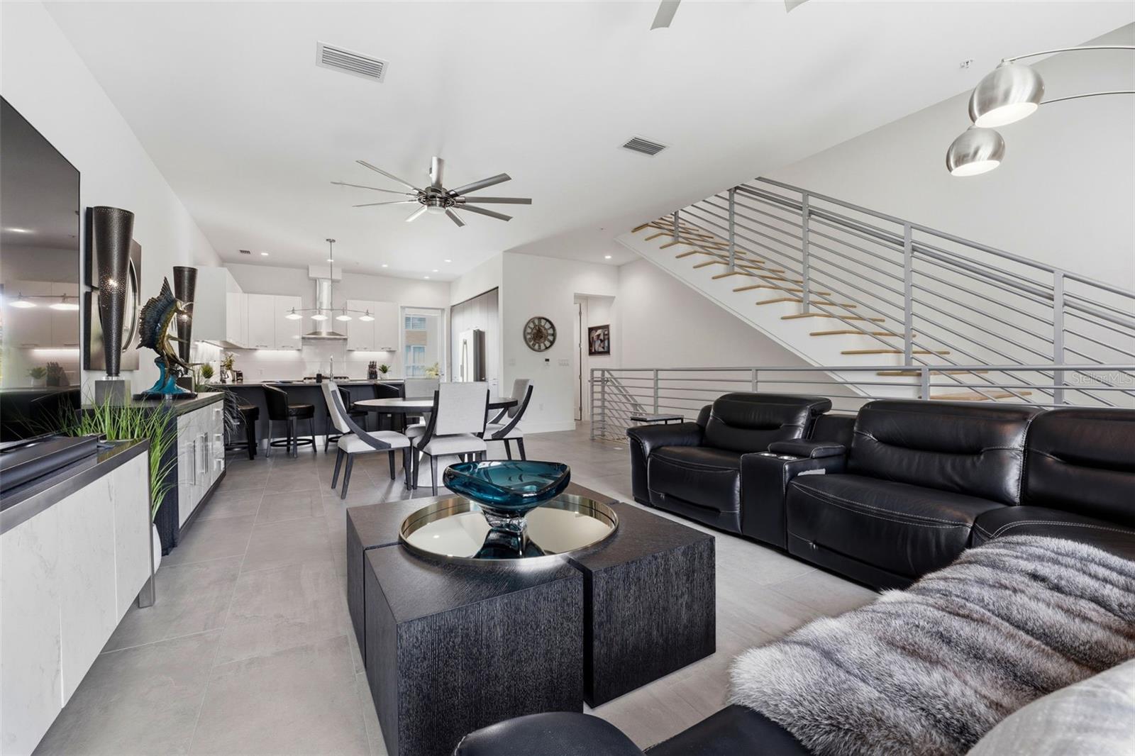 TOWNHOMES/ORANGE CLUB - Residential
