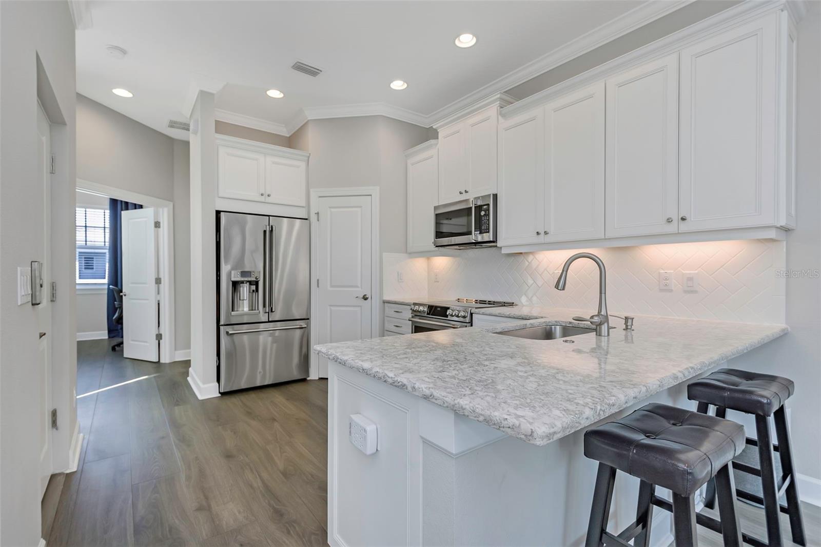 COVE/ROCKY POINT - Residential Lease