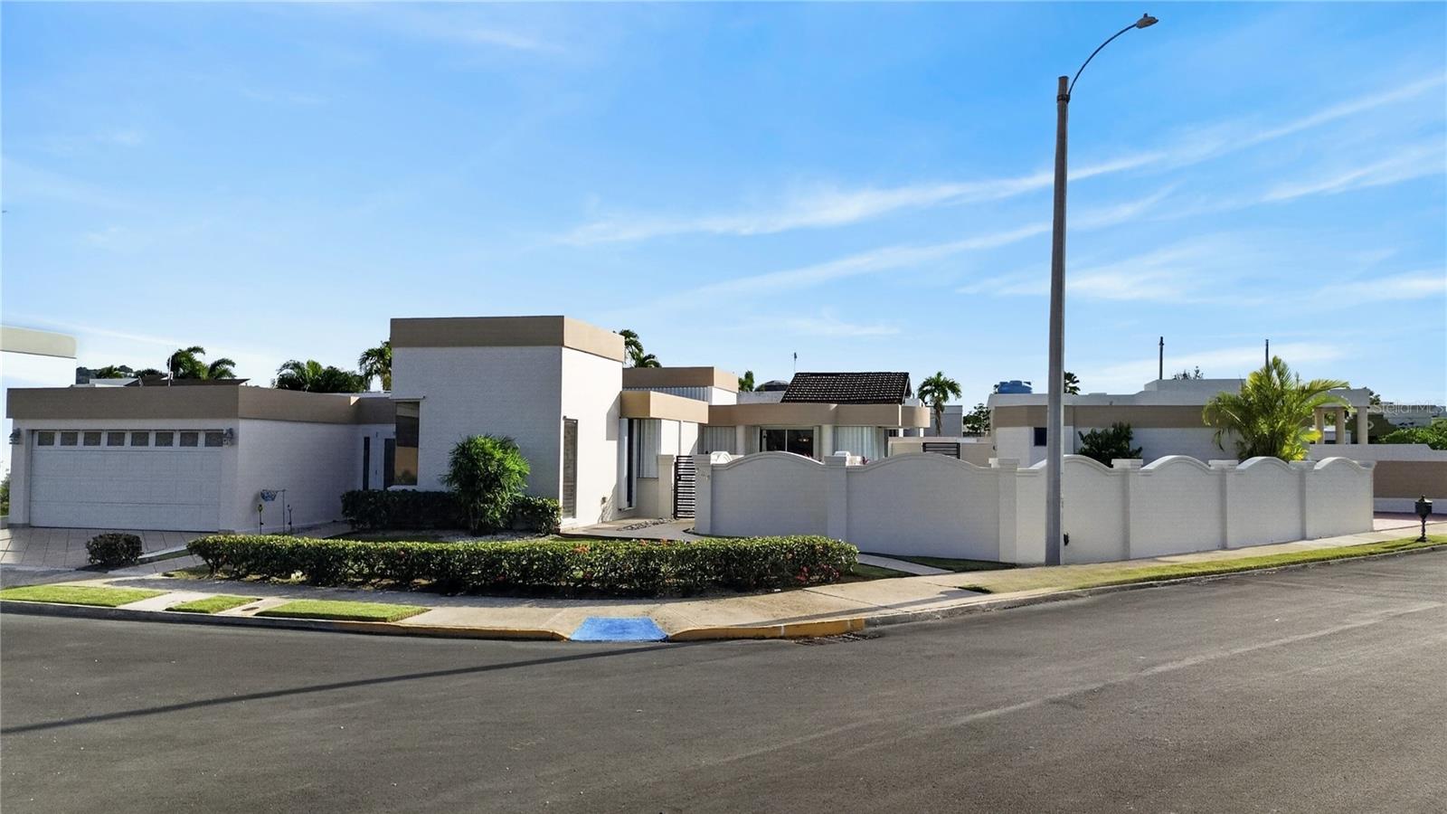 Single-story corner home with a pool in Ciudad Jardín, Carolina, located just behind the Los Colobos Shopping Center.

The property features remodeled bathrooms, kitchen, and floors, as well as a cistern, 20 kW diesel generator, 42 solar panels with batteries, and two garages with capacity for two vehicles each.

Located in a gated community with controlled access and 24/7 security.

This residence is ideal for those seeking a remodeled, single-level home with energy resilience and a central location close to everything.