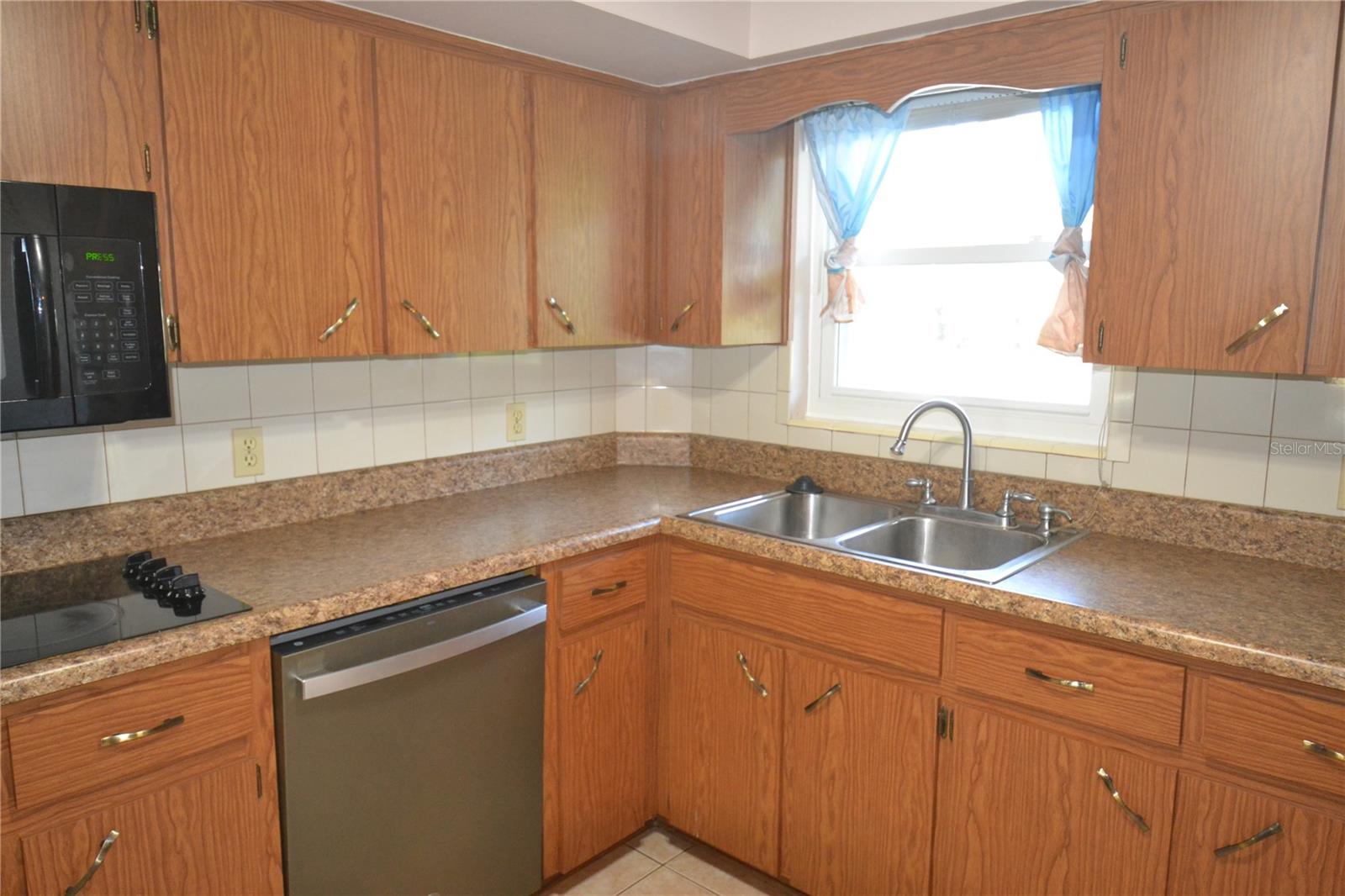 ON TOP OF THE WORLD - Residential Lease
