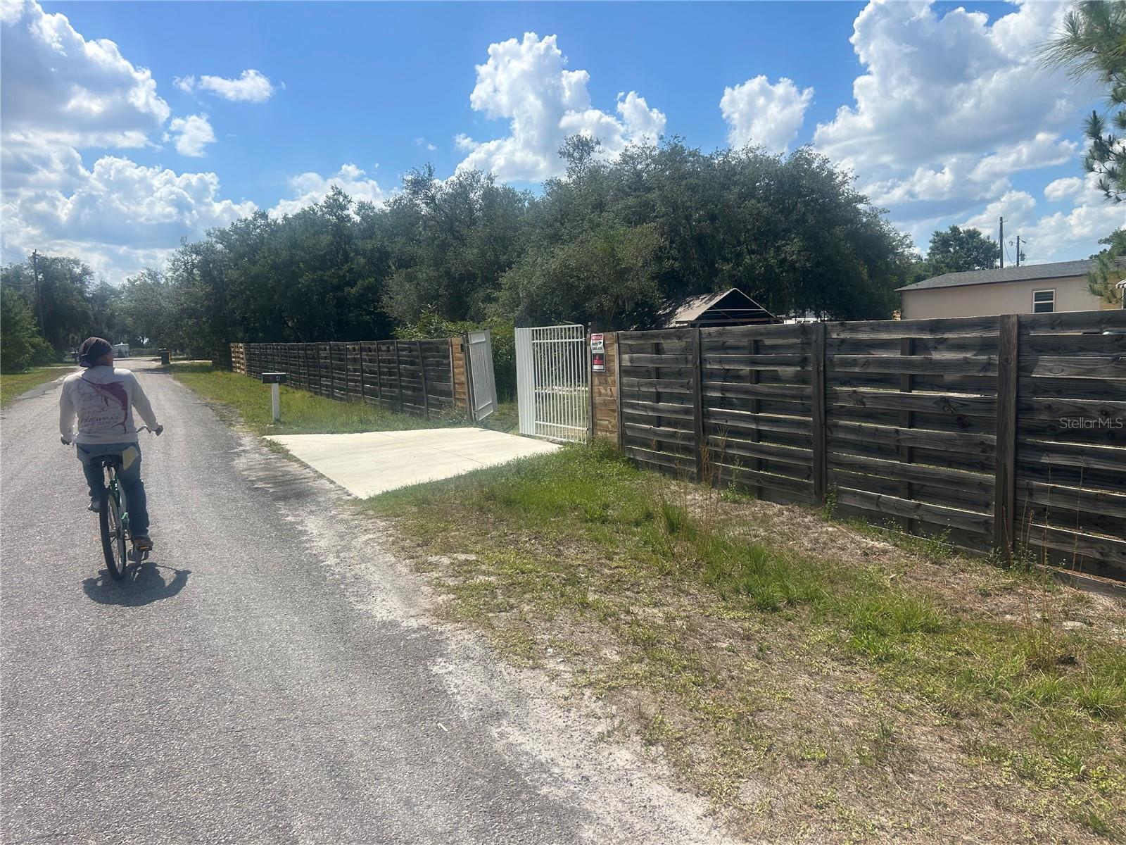 An impeccably maintained property situated on 1.2 acres, fully fenced. It also features a large storage unit, allowing you to enjoy the tranquility typical of this type of estate amidst Florida's highly prized climate.