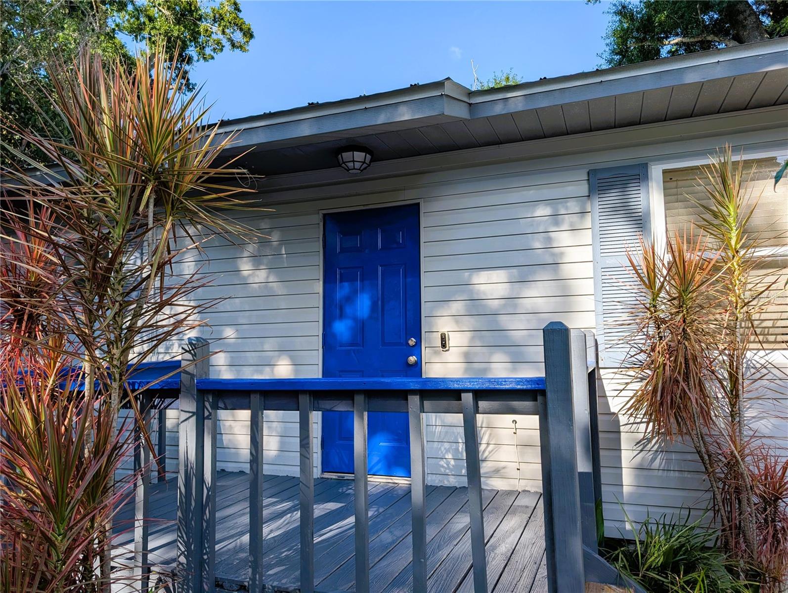***This is the ONE!***
BEAUTIFUL UPDATED efficient house in GREAT CONDITION! NO HOA, no flood zone, absolutely no flood history, high elevation.
New septic, drain field, and quality METAL ROOF (previous owners were roofers)! Super affordable utilities bills due to efficiency and zoning!

Granite countertops, updated bathroom and kitchen, tile flooring make this home easy to maintain. 
Bring your boat, trailer, or RV: this cozy Florida home offers a quiet living in a well-established Sarasota neighborhood. 
The house is close to shopping areas, restaurants, hospitals, world-famous Siesta Key beach, downtown Marina, Selby Botanical Gardens, Suncoast Technical College, Riverview High School district with IB program. 

TAKE ACTION BEFORE IT IS GONE!
*VA, FHA, and conventional financing are welcome, house easily passes inspection and is priced below appraised value. 
Please use standard FL contract type and up to 5 business days (or 7 calendar days) inspection period.