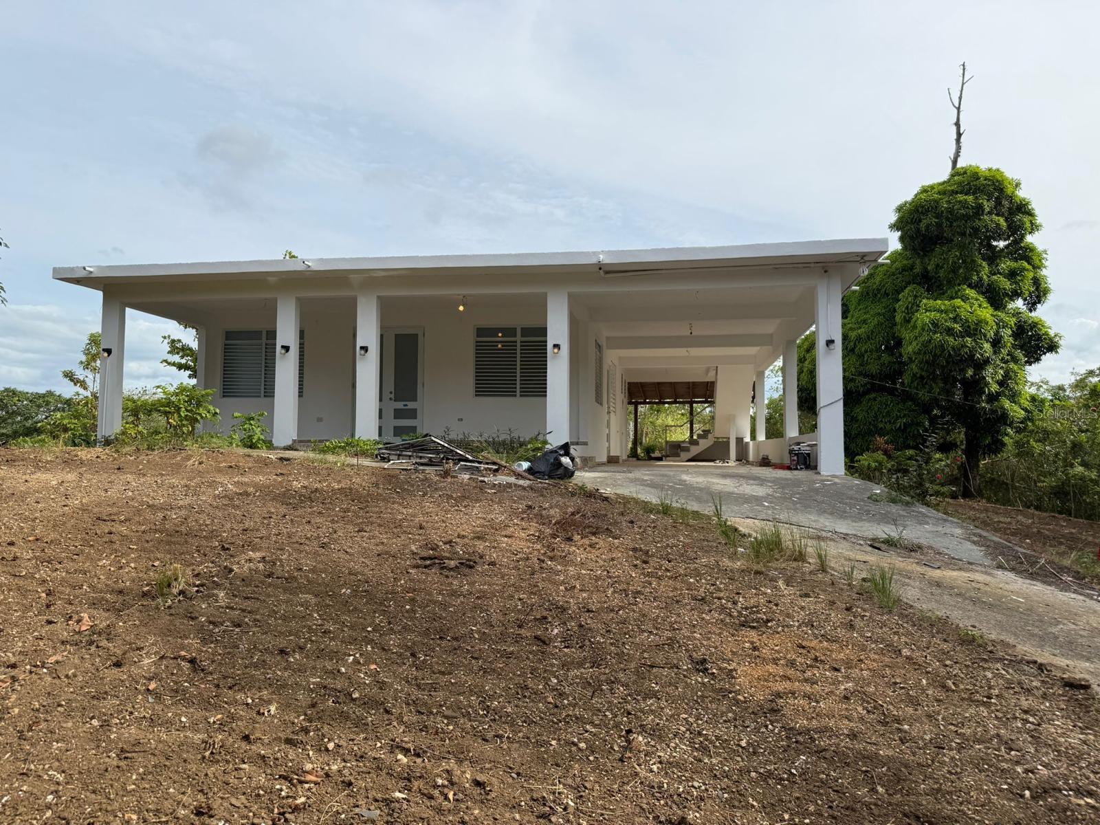 Property with 5 acres of land. 2 very comfortable bedrooms and 3 full bathrooms. Fiberglass pool.
Very quiet area with a property offering great potential.
Water and electricity services connected. Aluminum roof, doors, and windows.