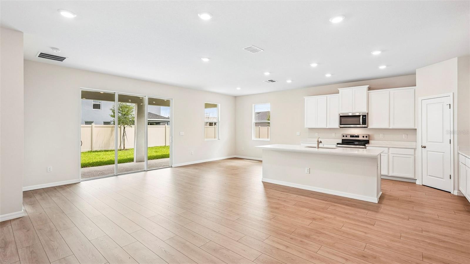 BELLA LAGO - Residential