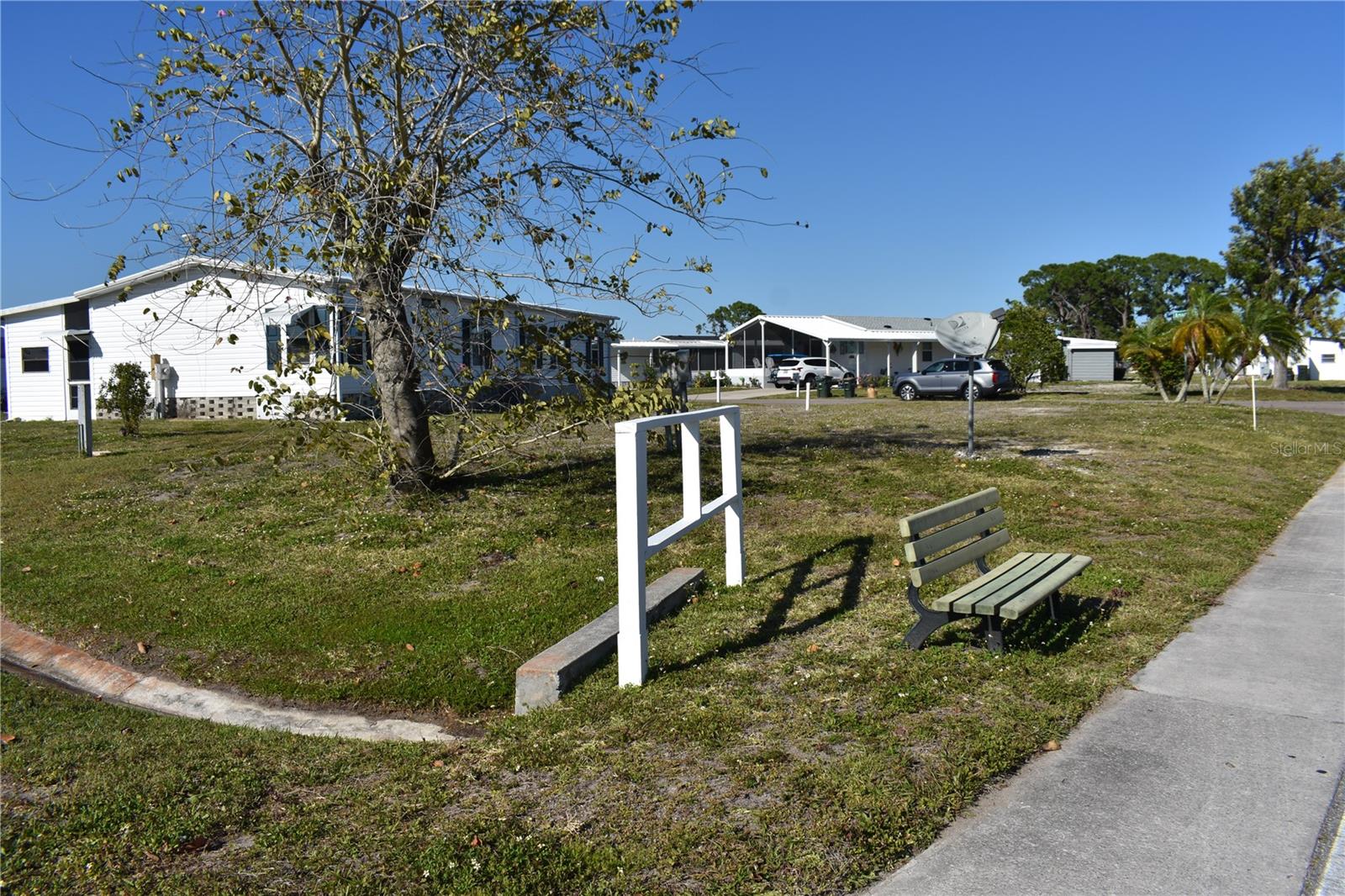 HOLIDAY PARK - Land