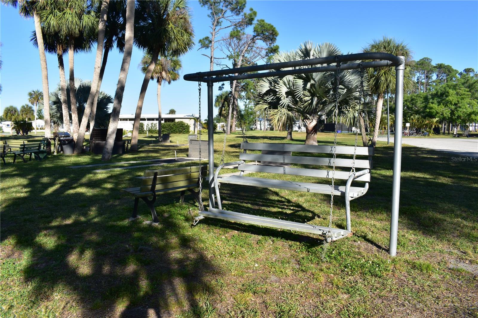 HOLIDAY PARK - Land