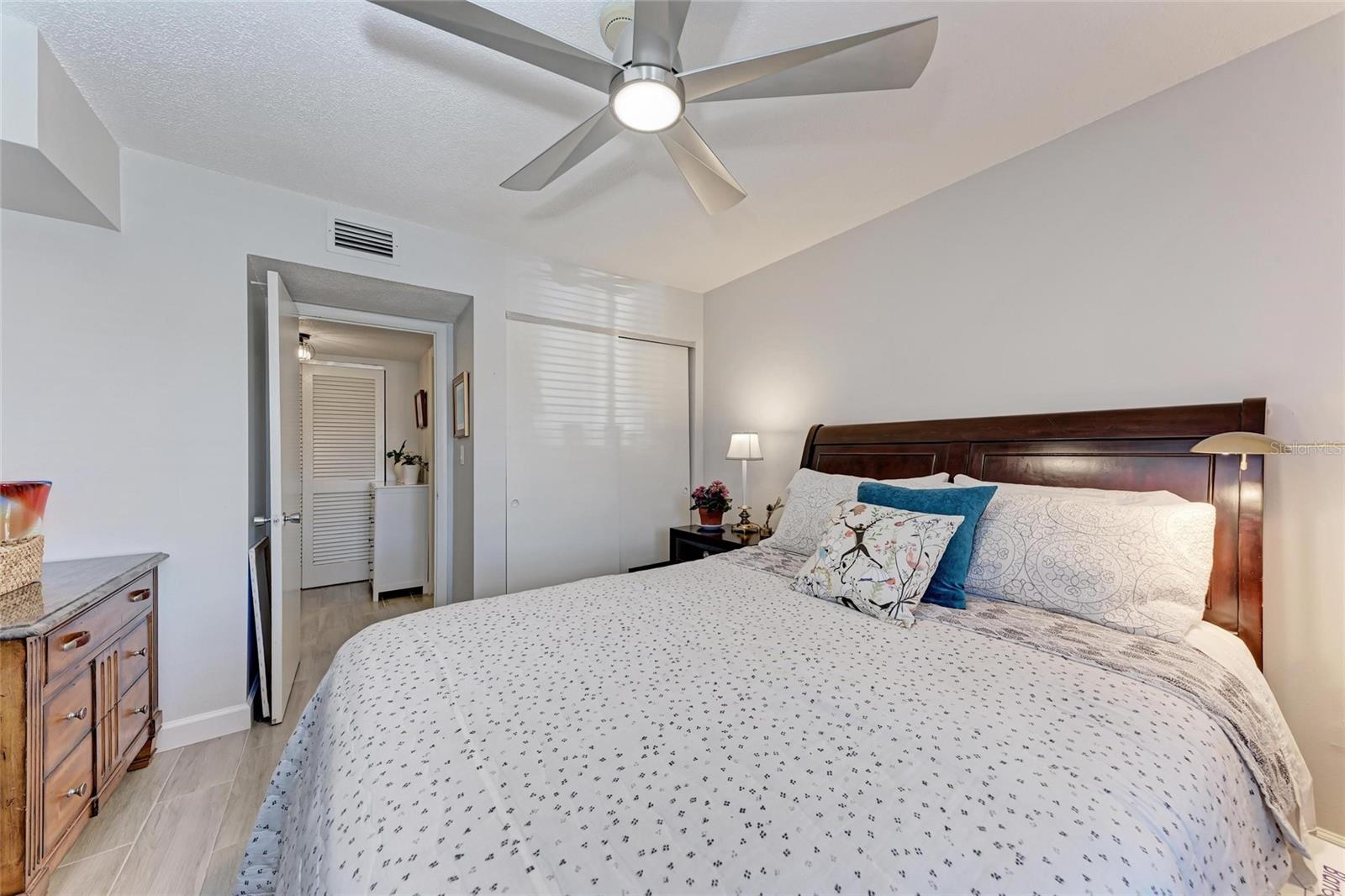 BAYSHORE ON THE LAKE APTS SEC 1 - Residential
