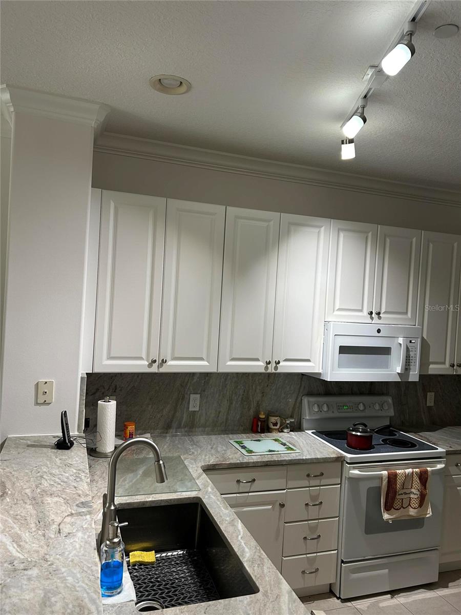 PELICAN POINTE GOLF & COUNTRY CLUB - Residential