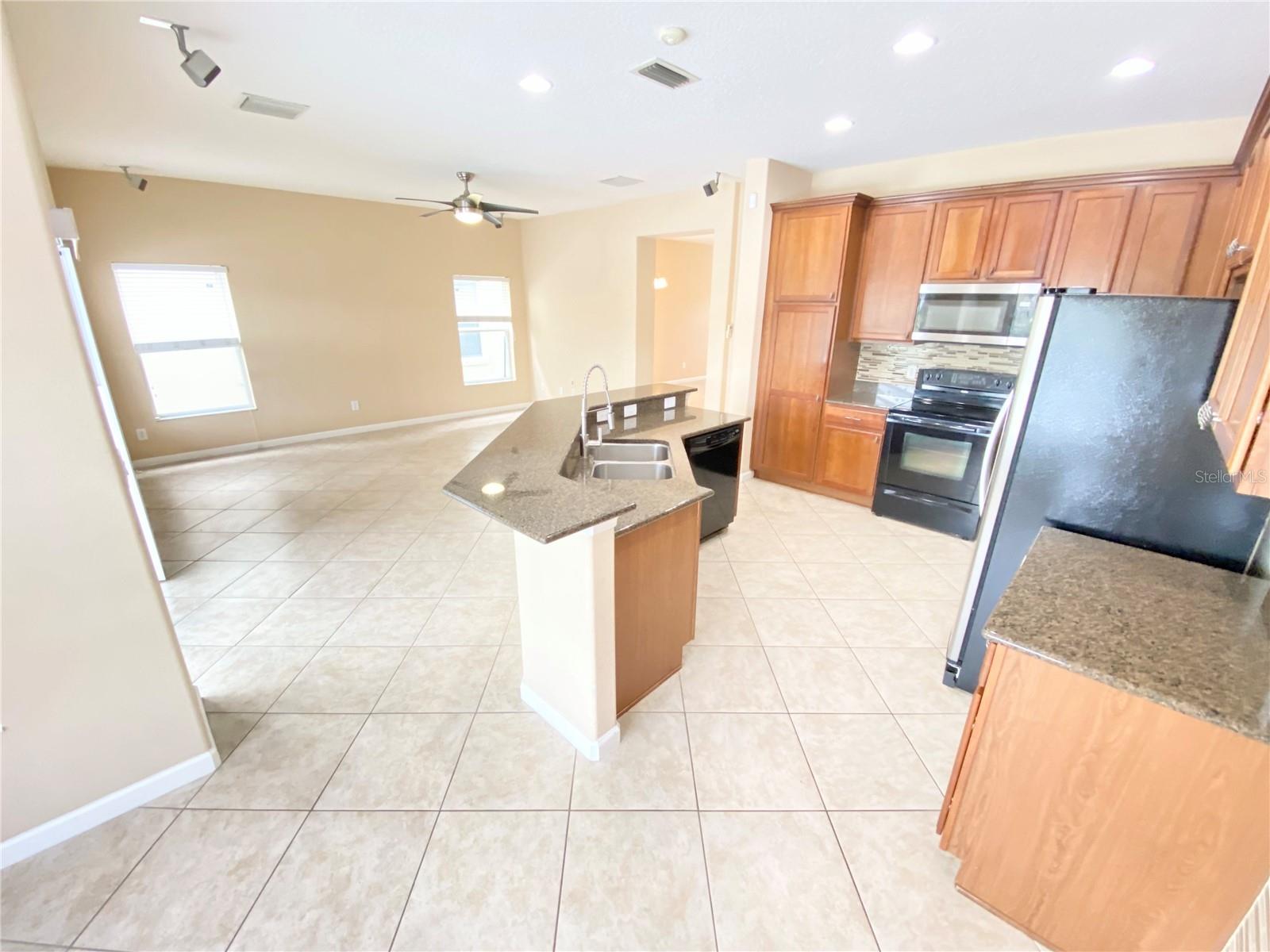 WOODLAND LAKES PRESERVE - Residential Lease