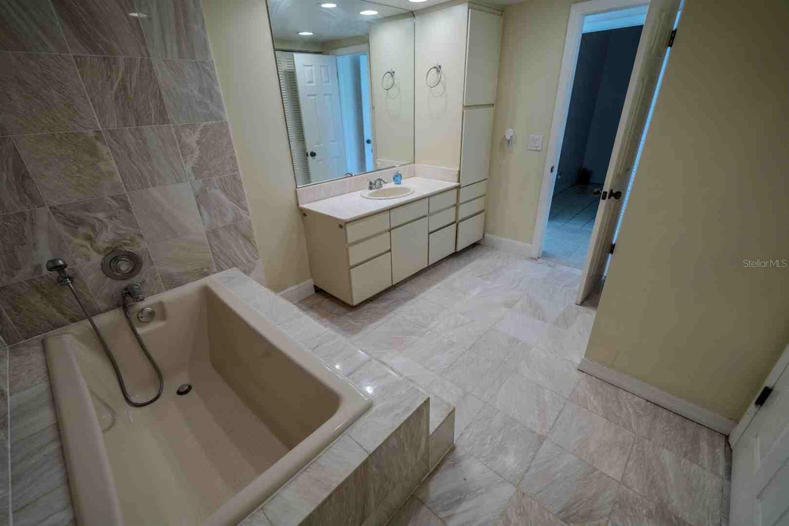PENTHOUSE GREENS - Residential
