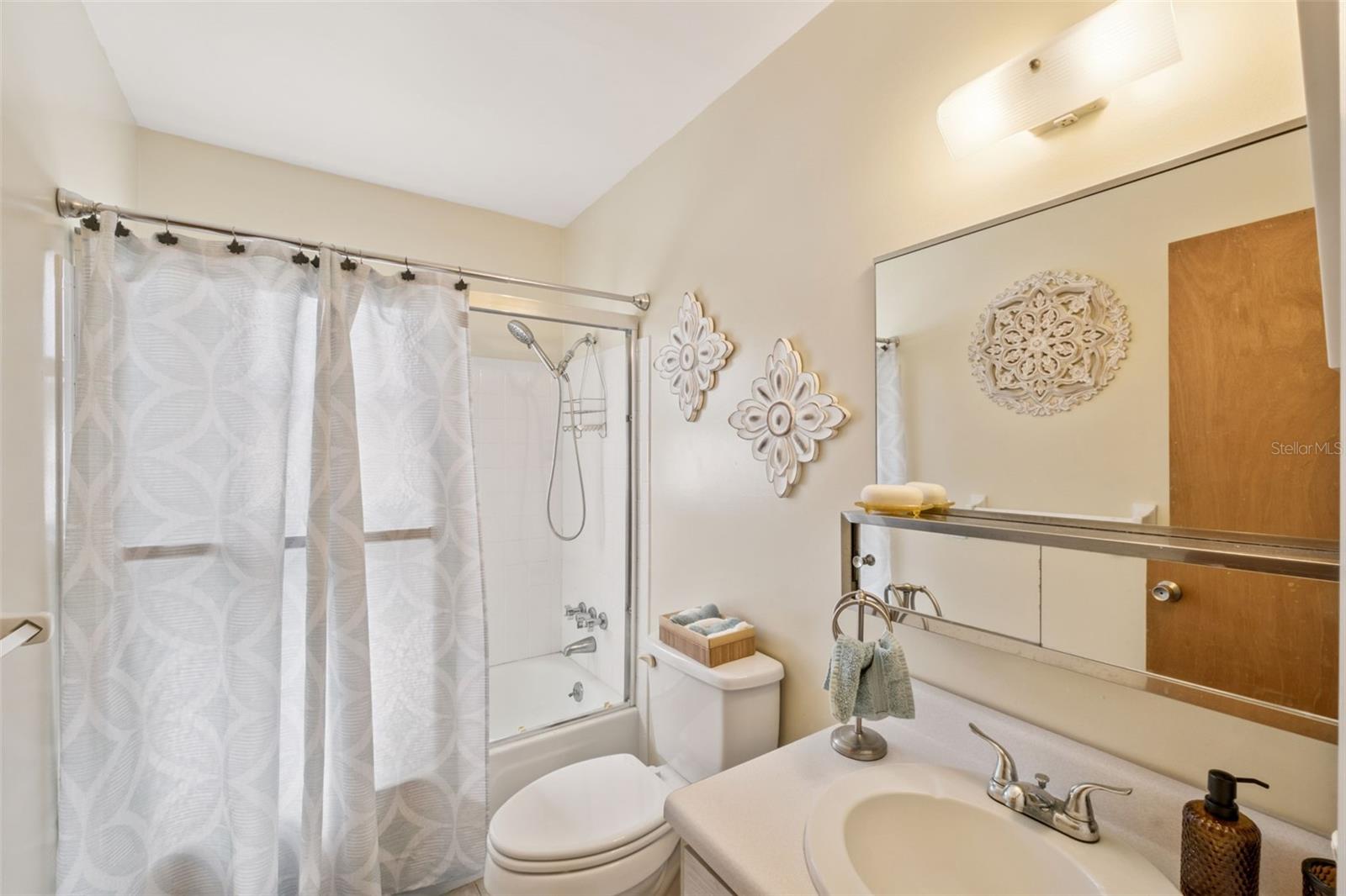 BEVERLY VILLAS CONDO 01 ADD 01-07 - Residential Lease