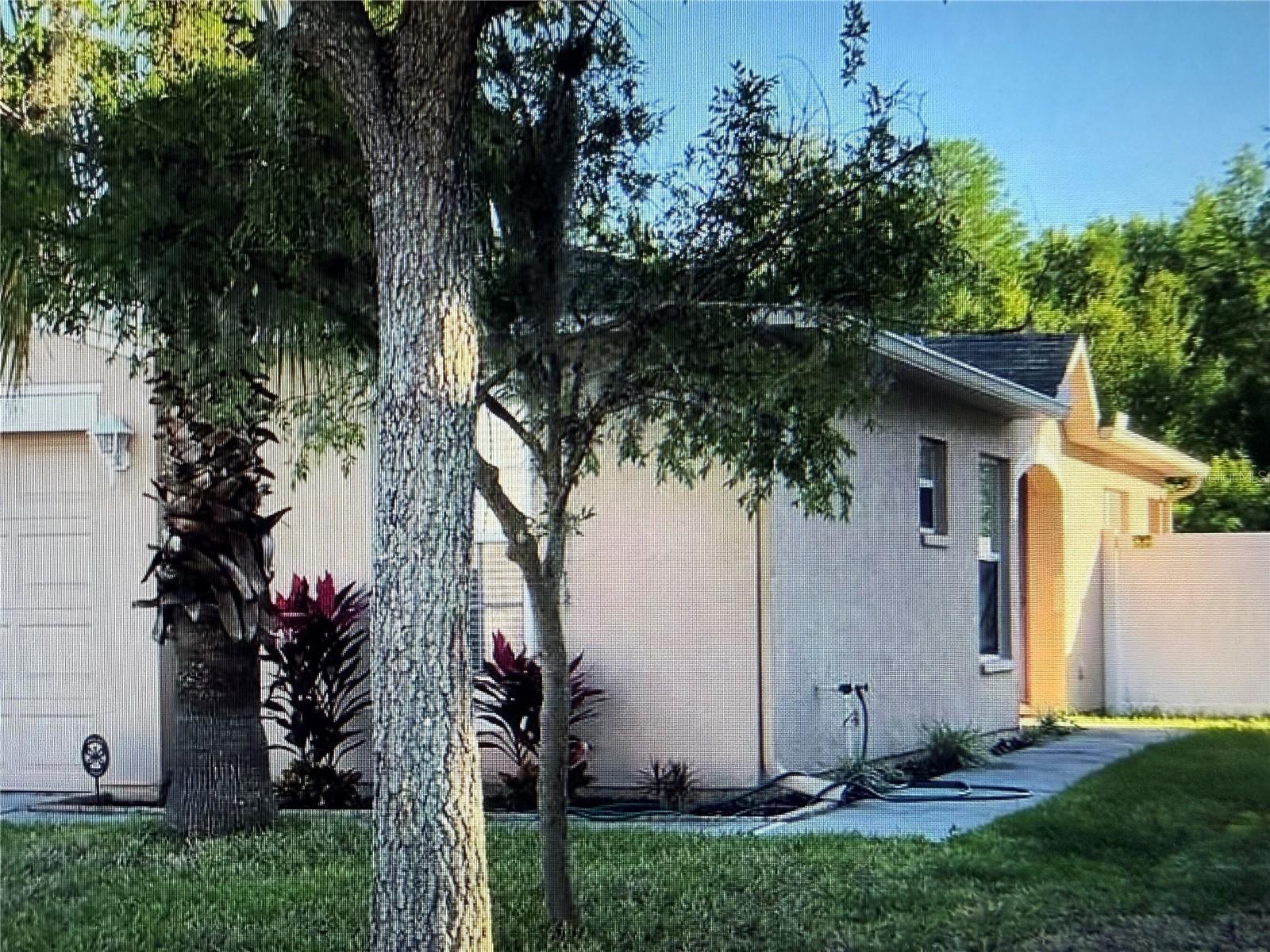 Single family home with 3 bedrooms, 2 bath room, enclosed yard, walking distance to club house with resurt style pool, and walking distance to middle school and sunlake high school. ceramics flooring.