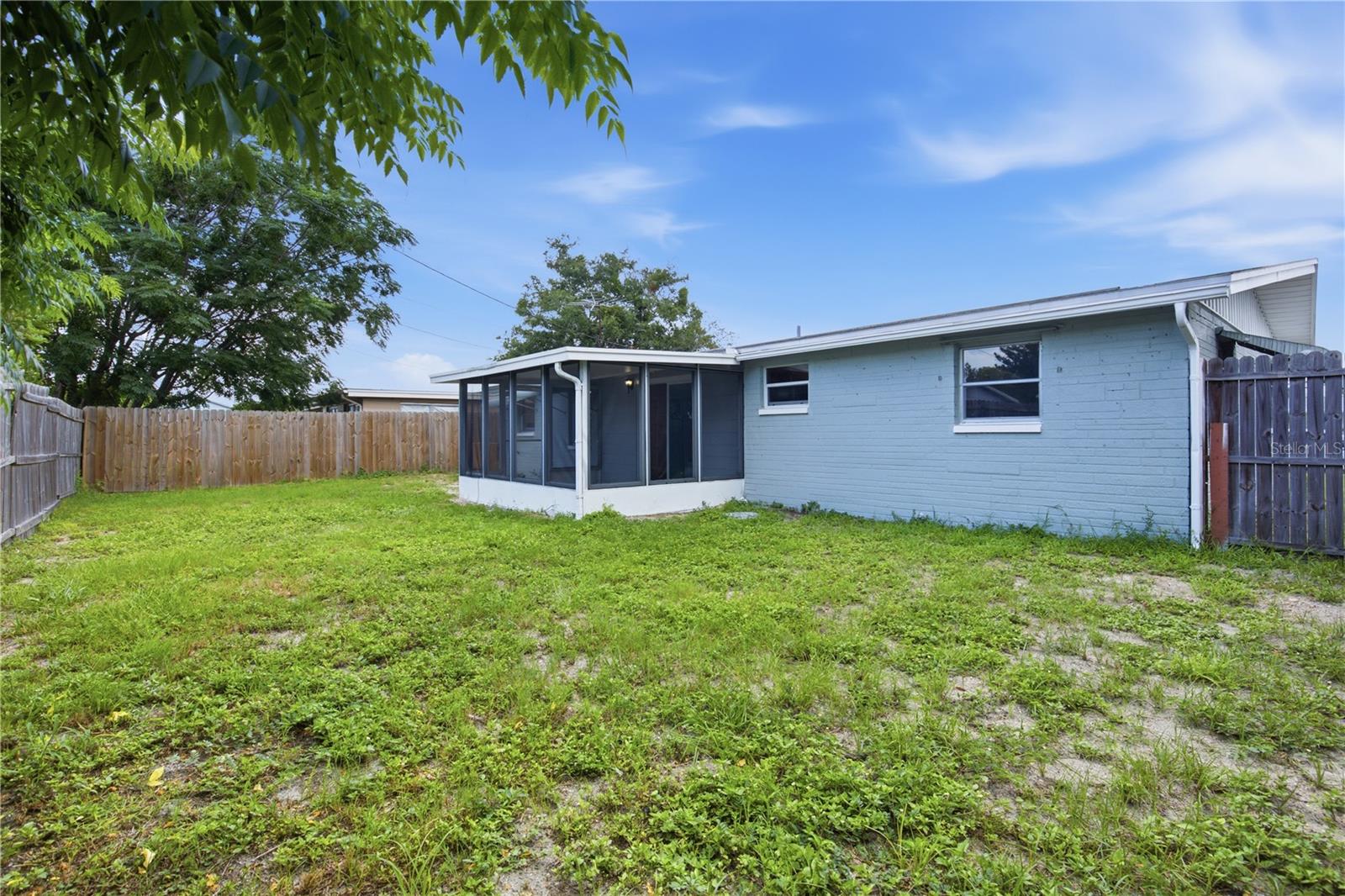 HOLIDAY GARDENS - Residential